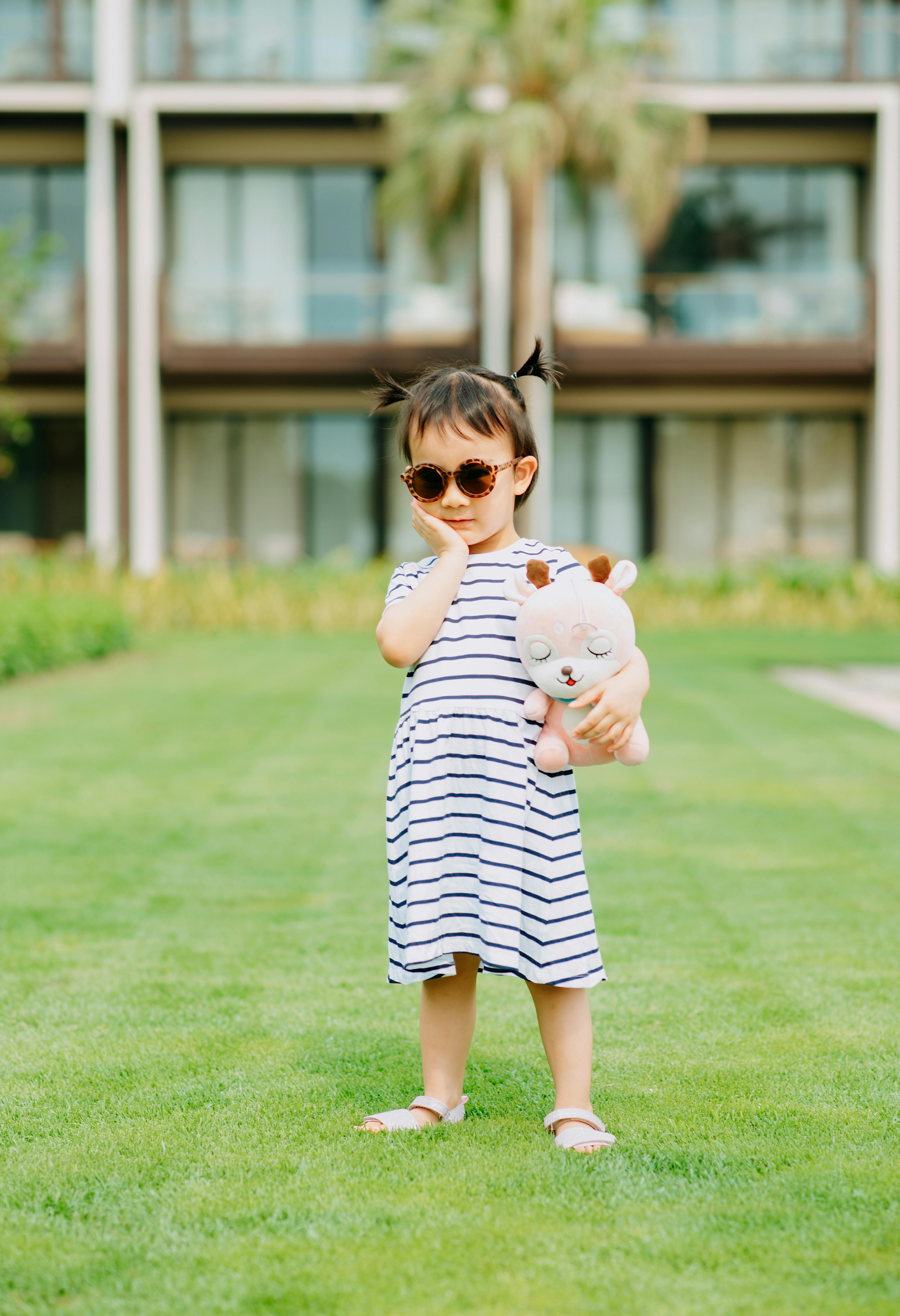 Una niña con un peluche | Fuente: Pexels