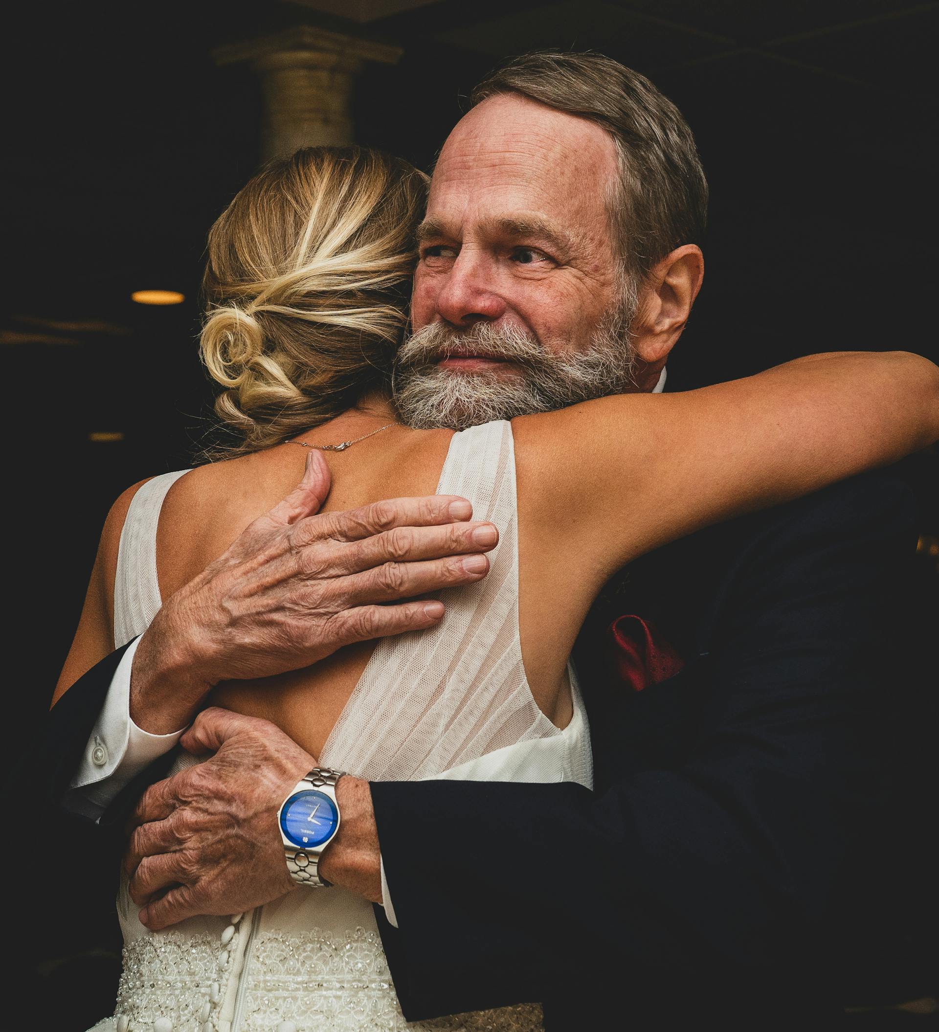 Un padre y su hija abrazándose | Fuente: Pexels