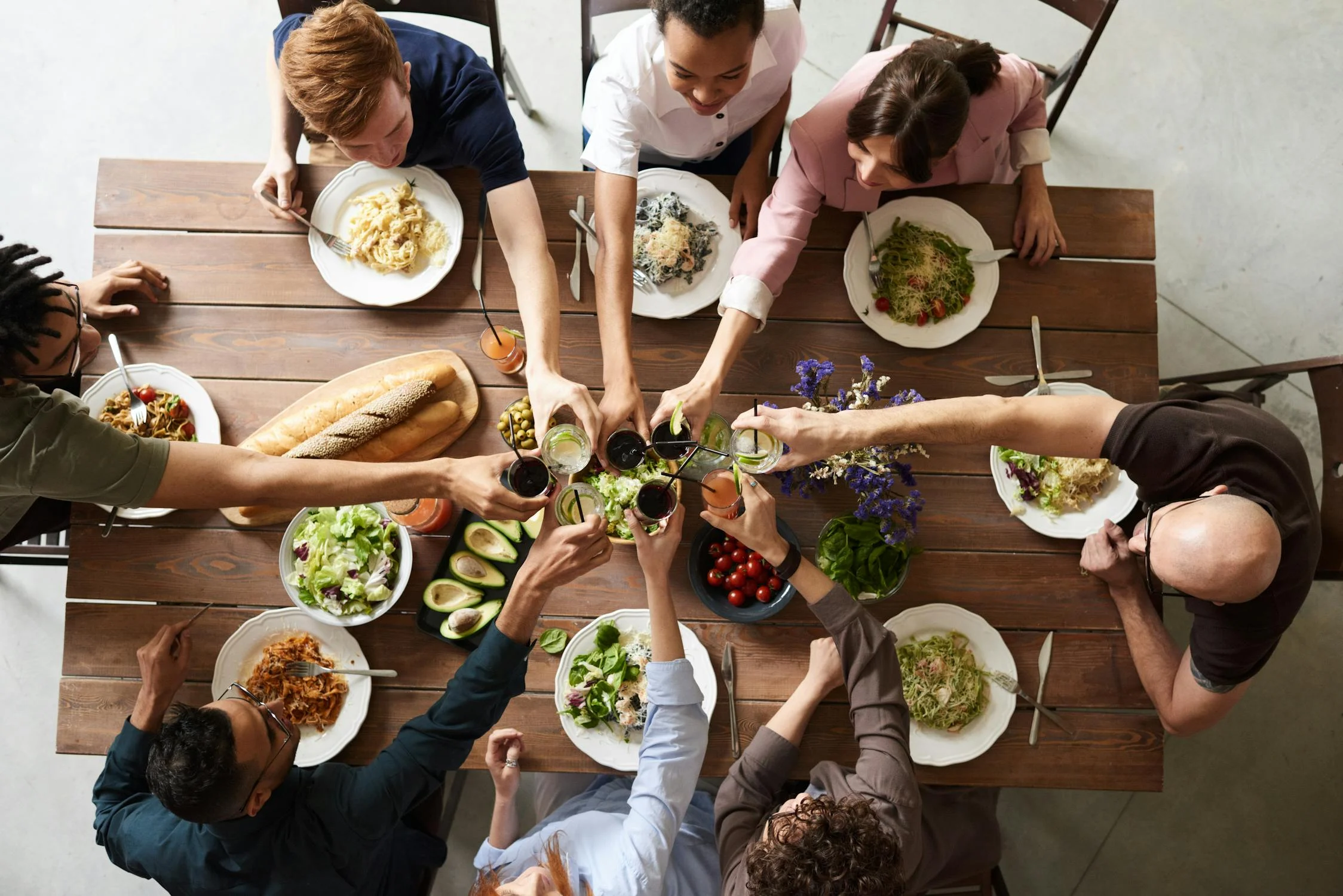 Una gran cena familiar | Fuente: Pexels