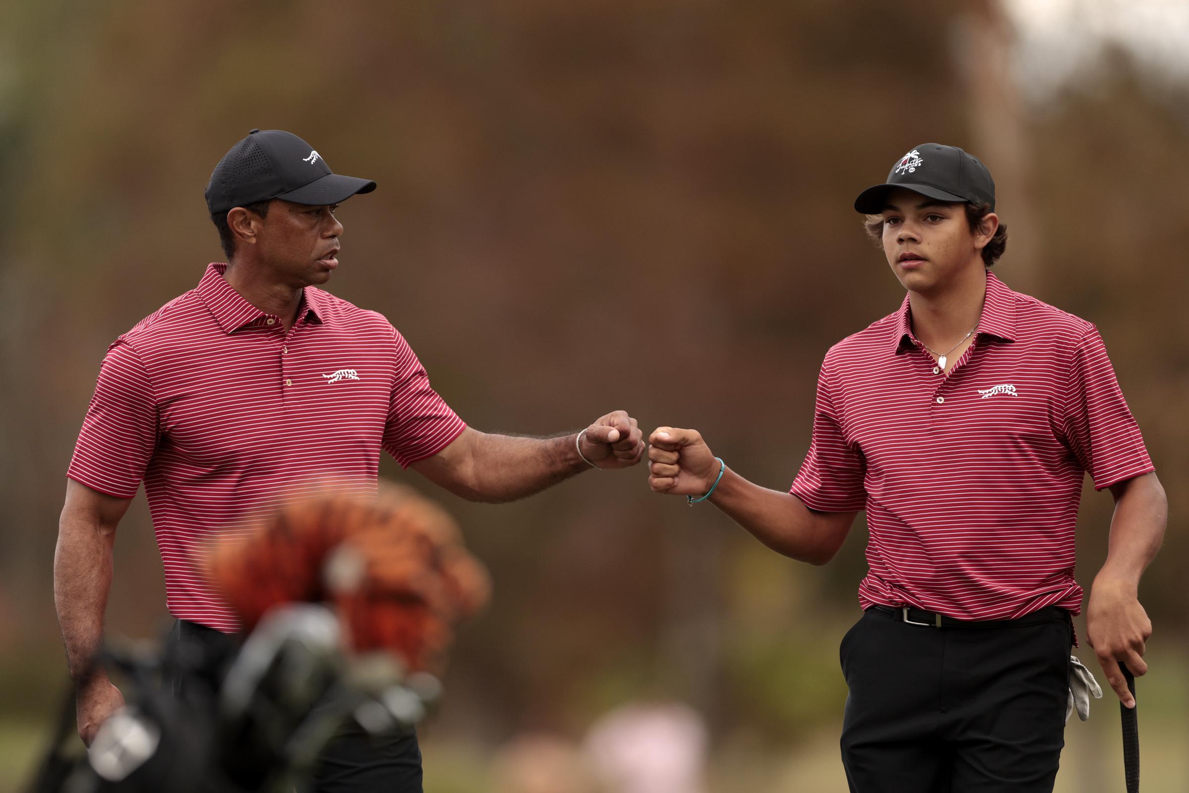 Tiger Woods y su hijo Charlie reaccionan en el green 16 durante la segunda ronda del PNC Championship 2024 en Orlando el 22 de diciembre de 2024 | Fuente: Getty Images