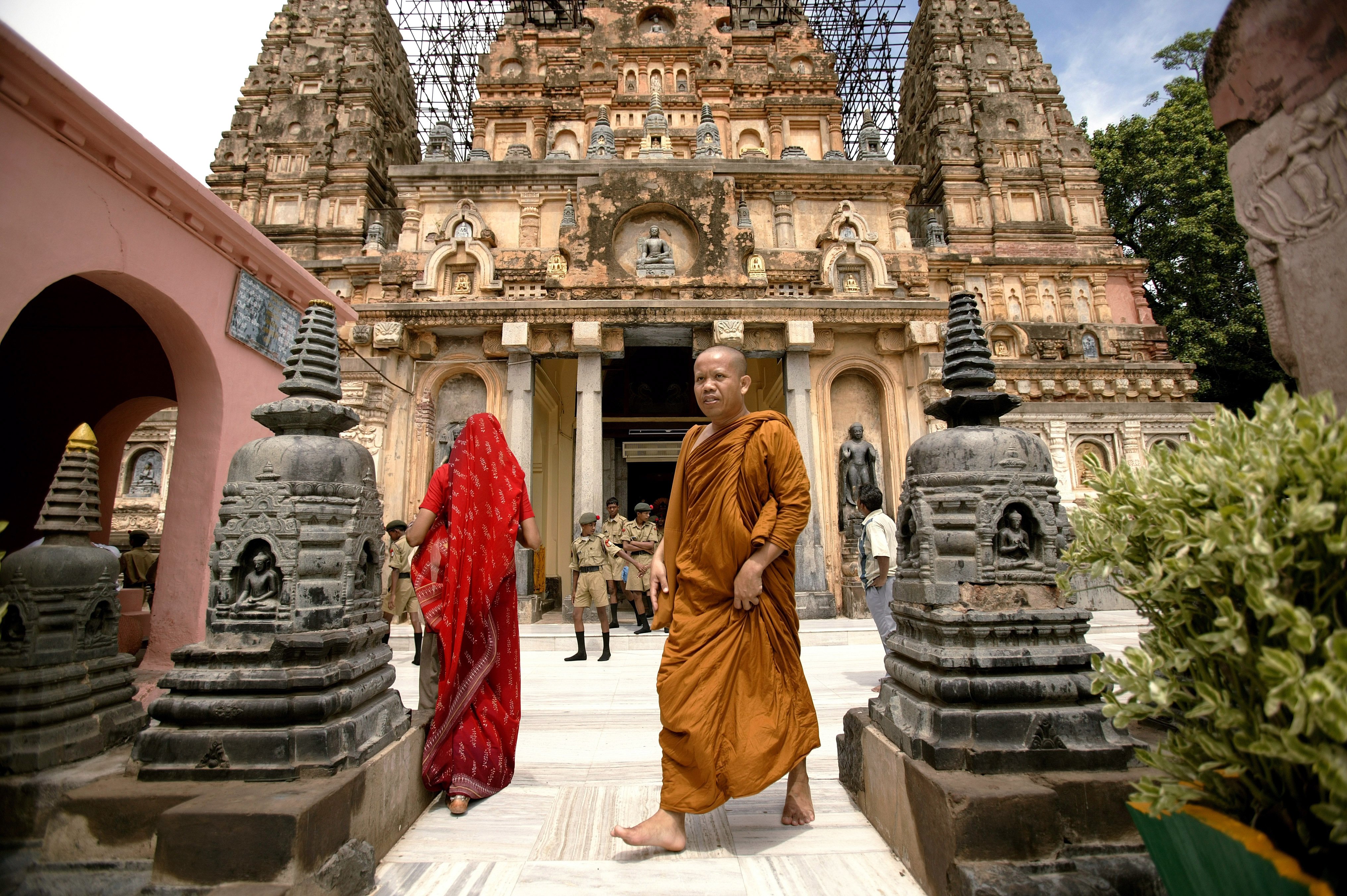 Monje budista frente al templo Mahabodhi en Bodhgaya, India || Fuente: Getty Images