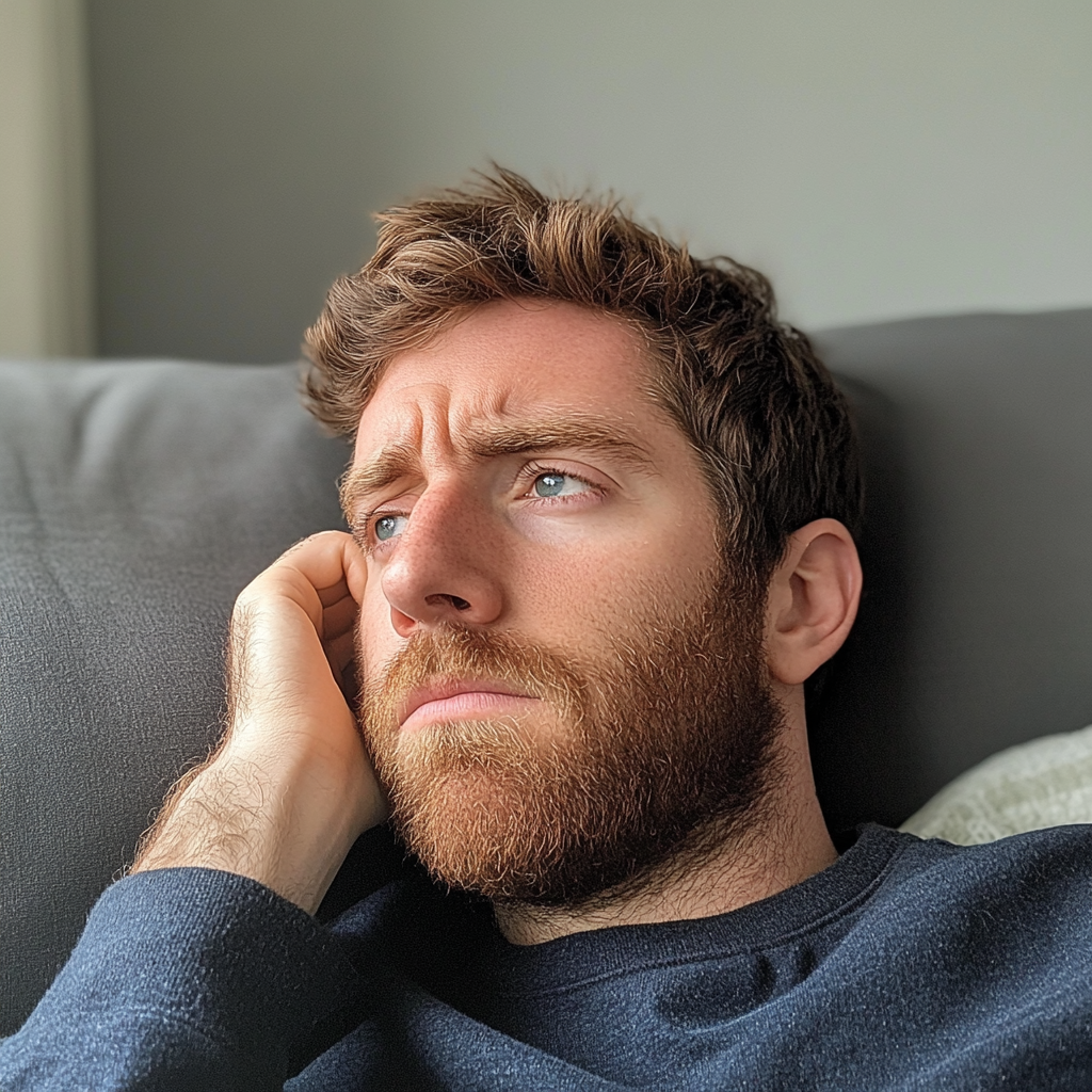 Un hombre sujetándose la cabeza | Fuente: Midjourney