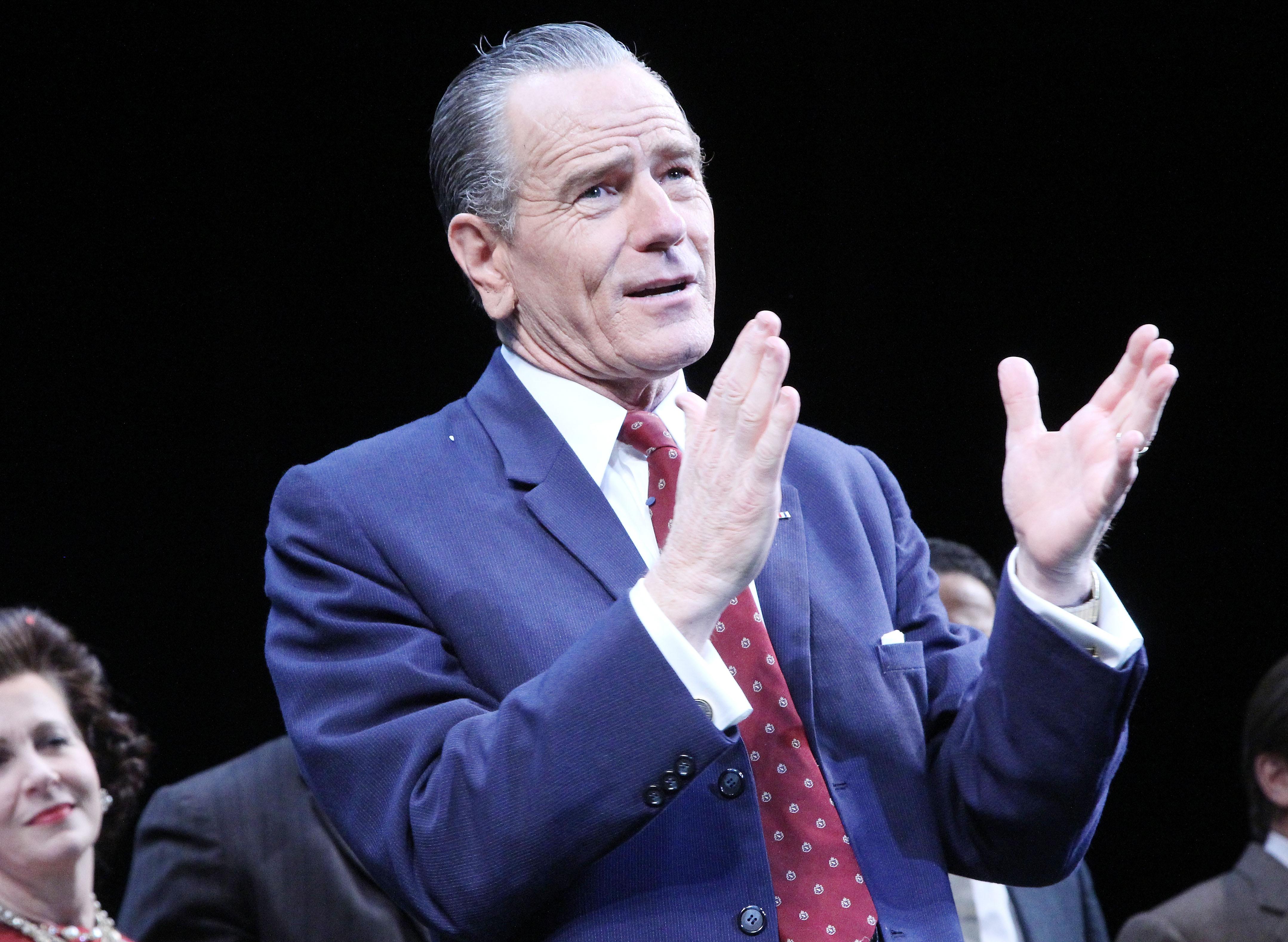 Bryan Cranston como "Lyndon Johnson" abre el telón de la noche inaugural de "All The Way" en el Teatro Neil Simon el 6 de marzo de 2014 en Nueva York | Fuente: Getty Images