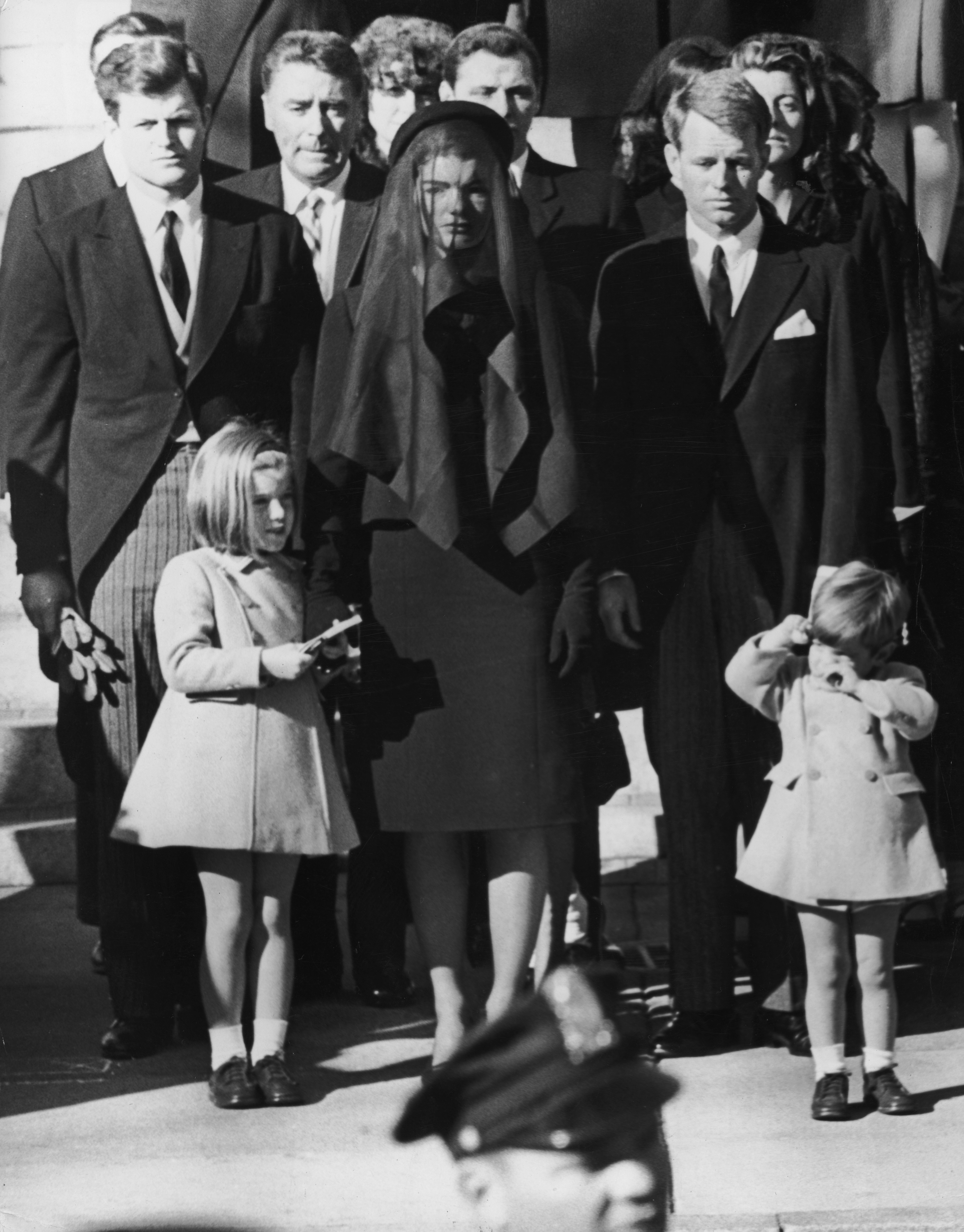 Jacqueline Kennedy con sus hijos, Caroline y John Jr., y sus cuñados, el senador Edward "Ted" Kennedy y el fiscal general de Estados Unidos, Robert Kennedy, saliendo de la Catedral de San Mateo tras el funeral del expresidente John F. Kennedy, el 24 de noviembre de 1963. | Fuente: Getty Images