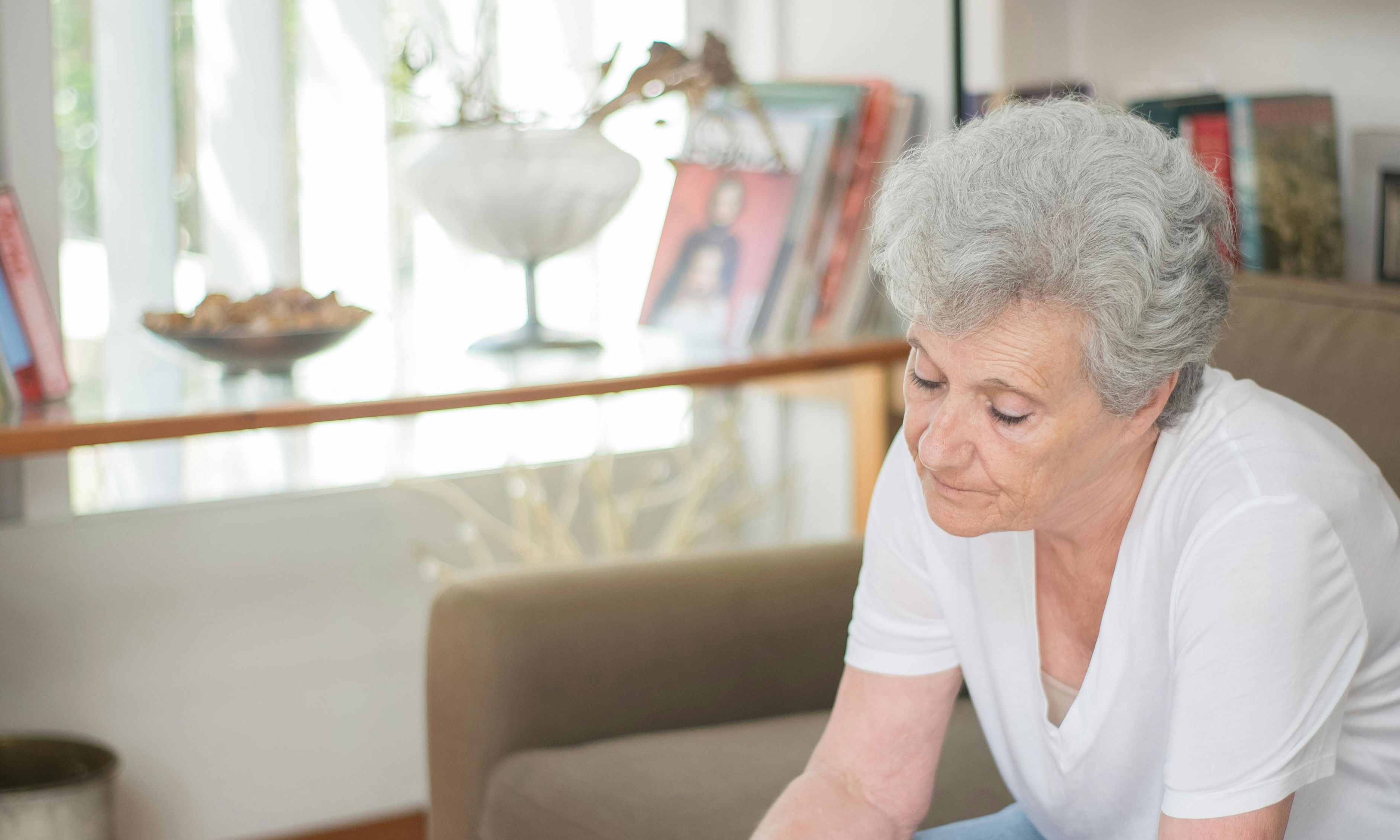 Una anciana mirando pensativa hacia abajo | Fuente: Pexels