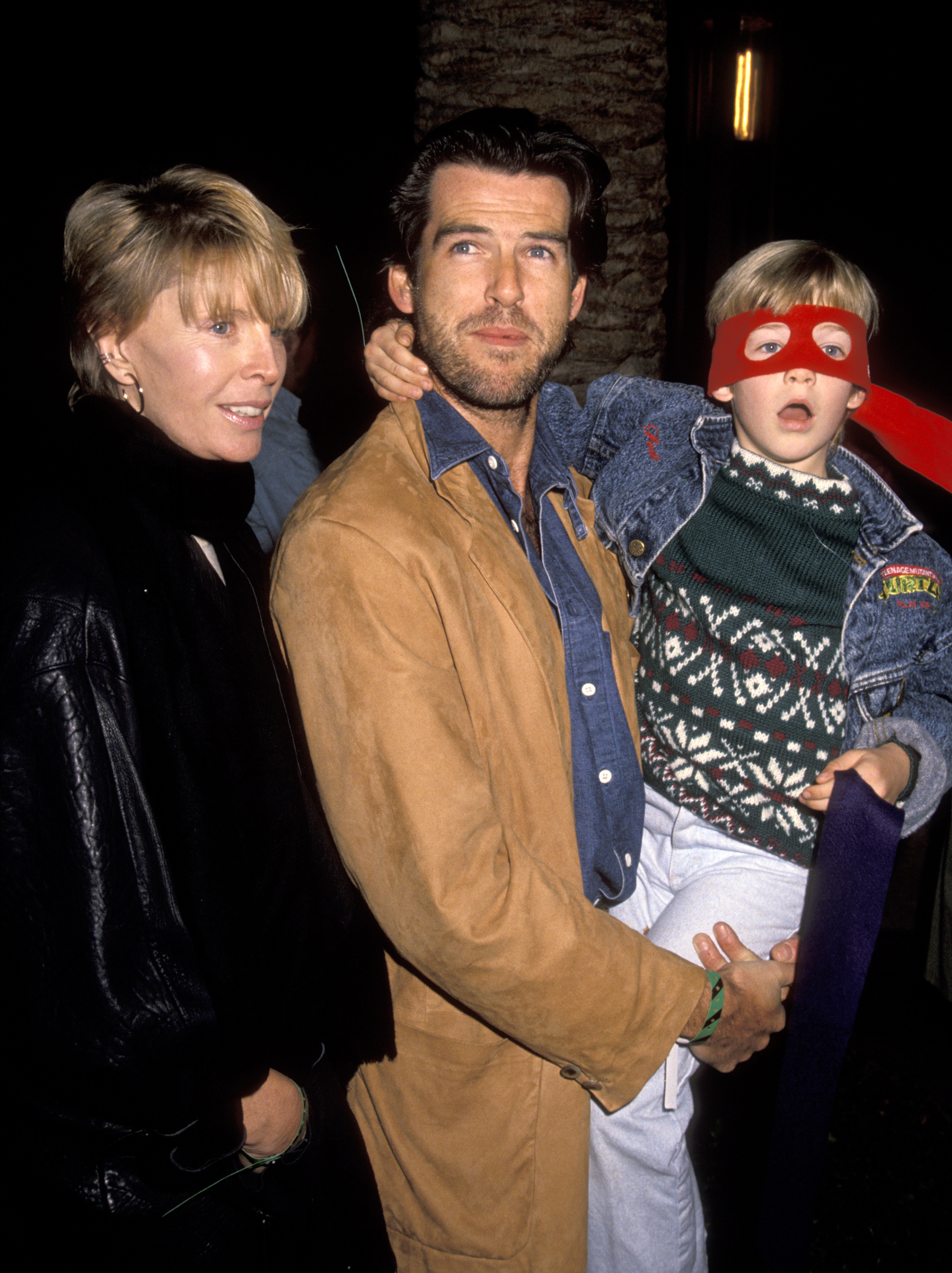 Cassandra Harris, Pierce Brosnan y Sean Brosnan en el estreno de "Teenage Mutant Ninja Turtles" en 1990. | Foto: Getty Images