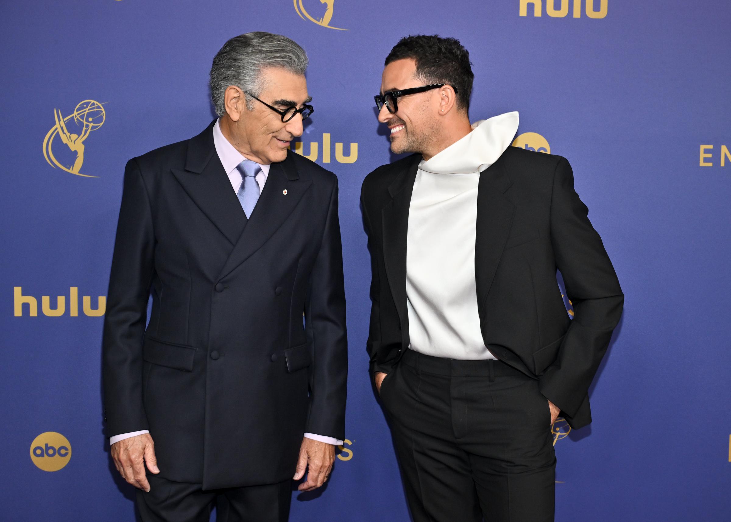 Eugene y Daniel Levy en la 76ª edición de los premios Primetime Emmy el 15 de septiembre de 2024, en Los Ángeles, California | Fuente: Getty Images