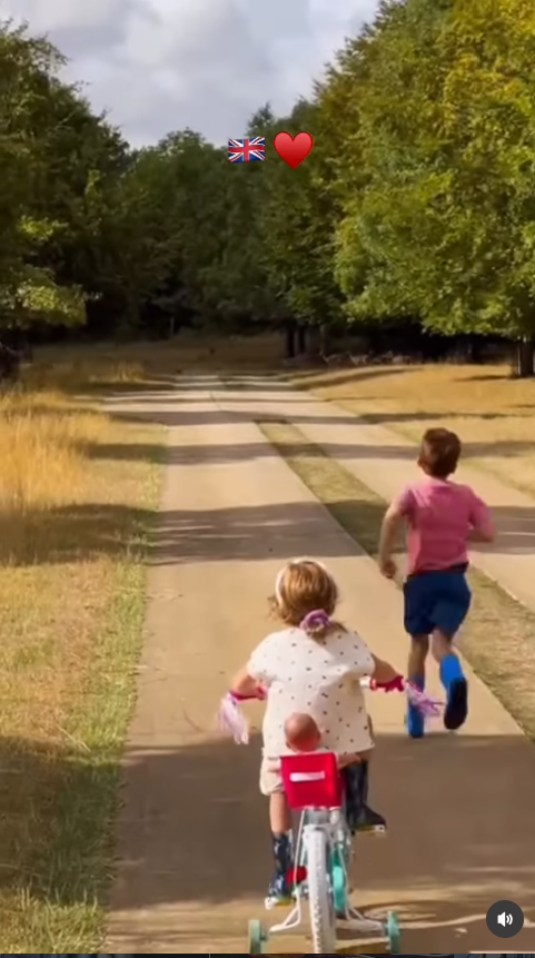 Archie corre por delante mientras Lilibet le sigue en su bicicleta, lo que nos deja ver una imagen especialmente tierna de los hermanos disfrutando del campo. Esta escena tan divertida es solo una parte de un vídeo en el que también se ve cómo pescan, pasan tiempo en familia y disfrutan de una acogedora hoguera, antes de que la atención se centre en un detalle sorprendente en la voz de Archie. | Fuente: Instagram/meghan
