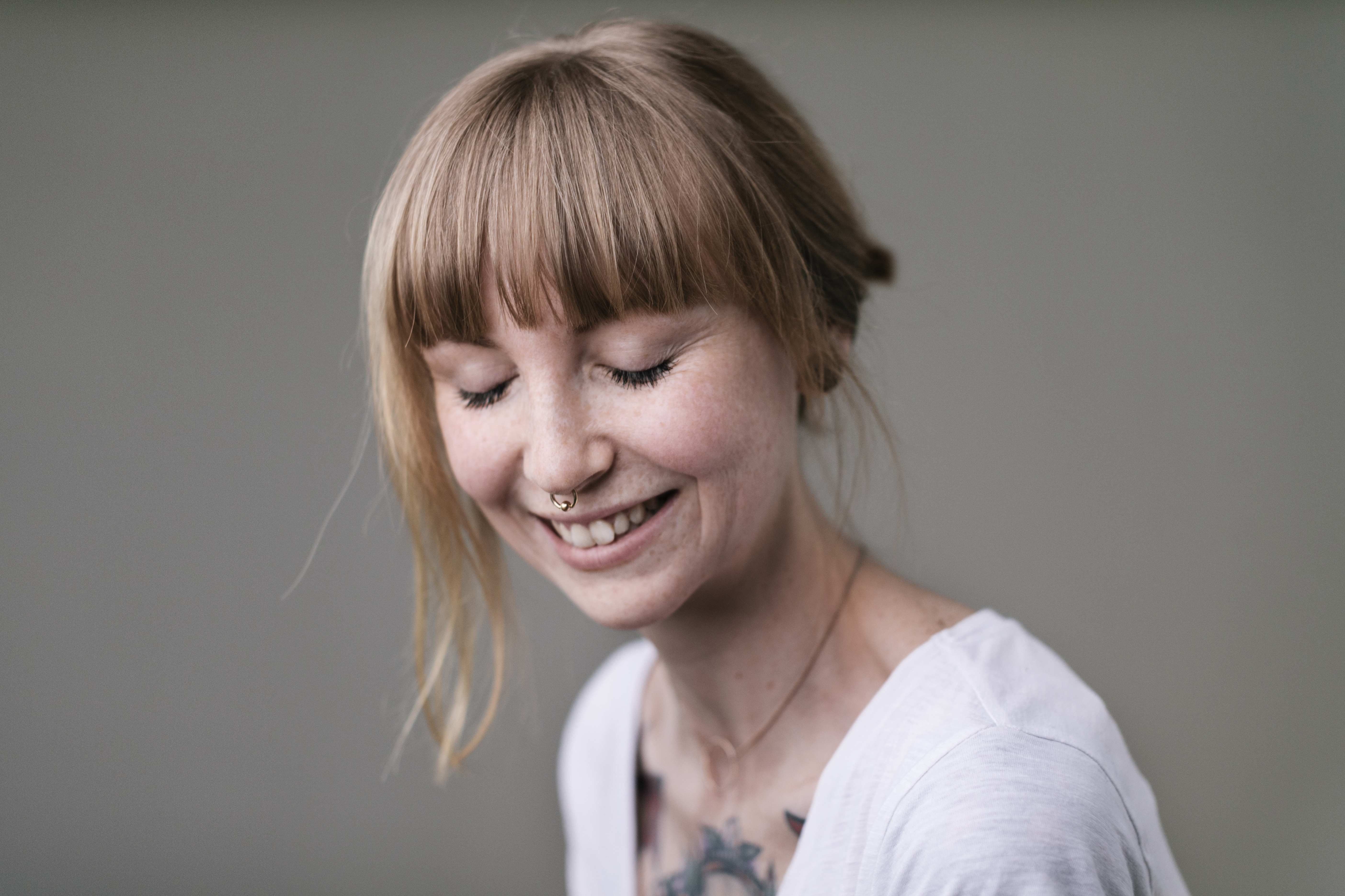 Primer plano de mujer moderna sonriente | Foto: Getty Images