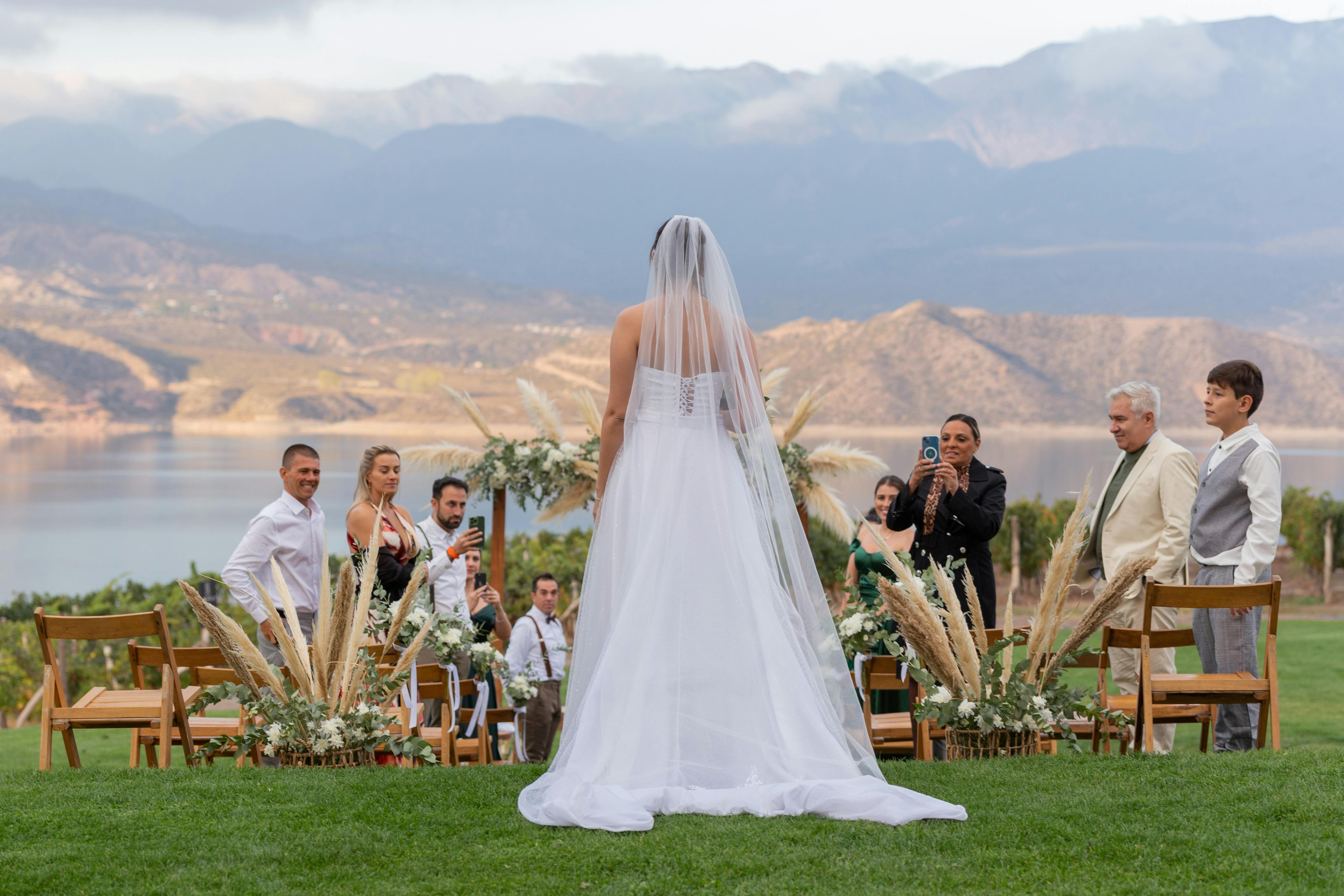 Una vista trasera de la novia durante su boda | Fuente: Pexels