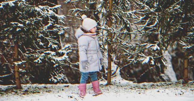 Una niña sola en la nieve | Foto: Shutterstock