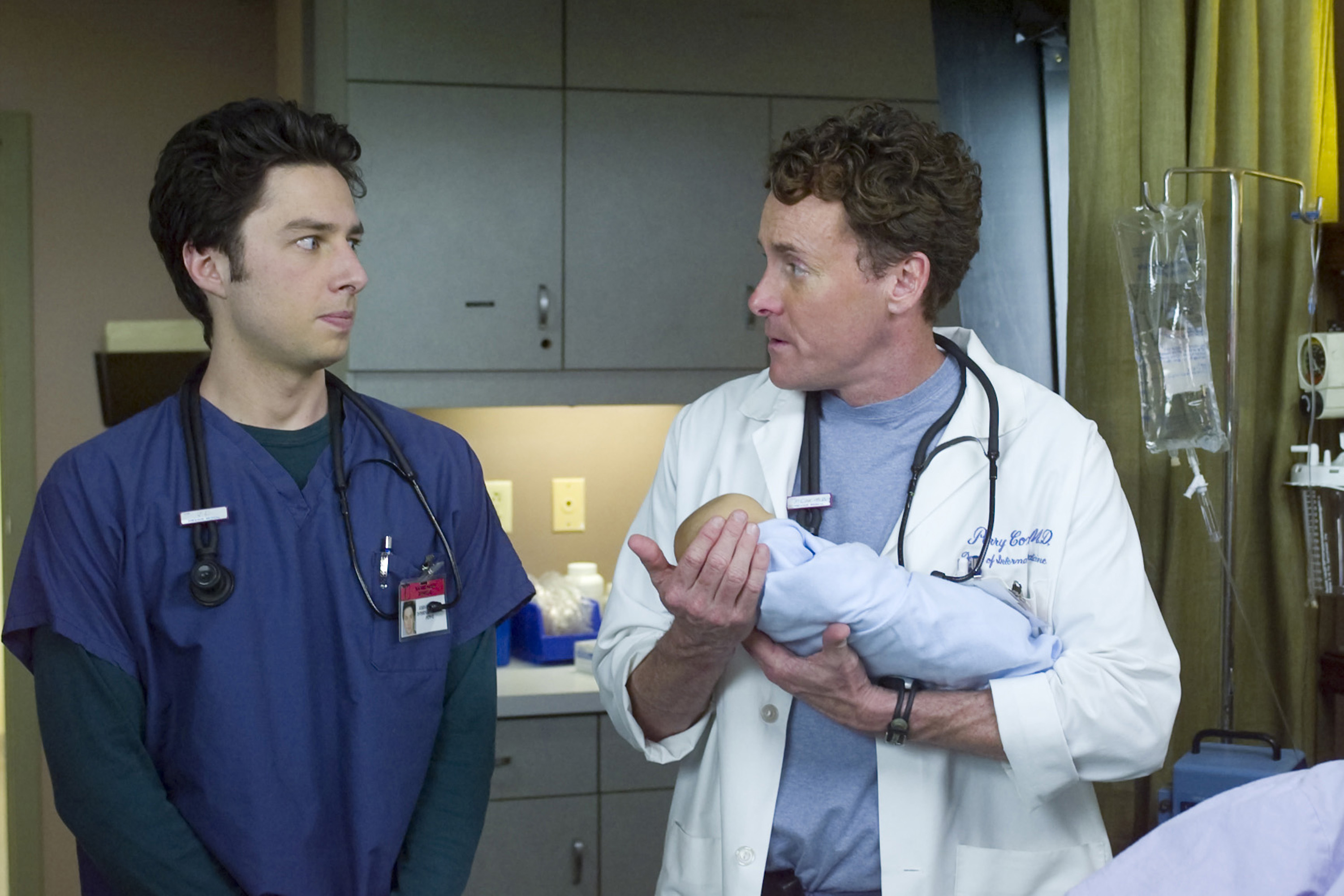 El actor de la historia con su compañero de reparto Zach Braff en el plató de "Scrubs" en 2006 | Fuente: Getty Imsges