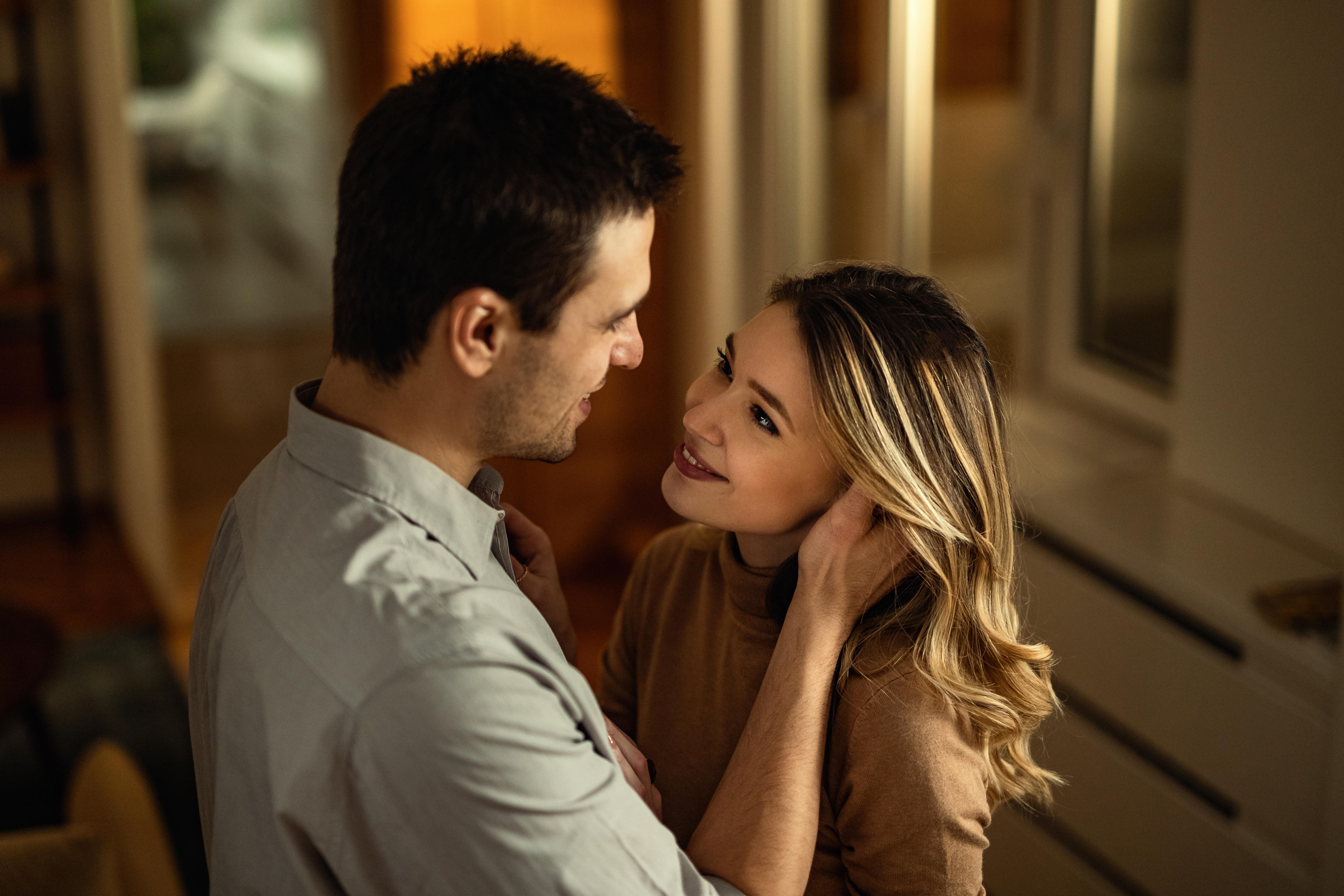 Pareja de jóvenes enamorados hablando | Fuente: Shutterstock