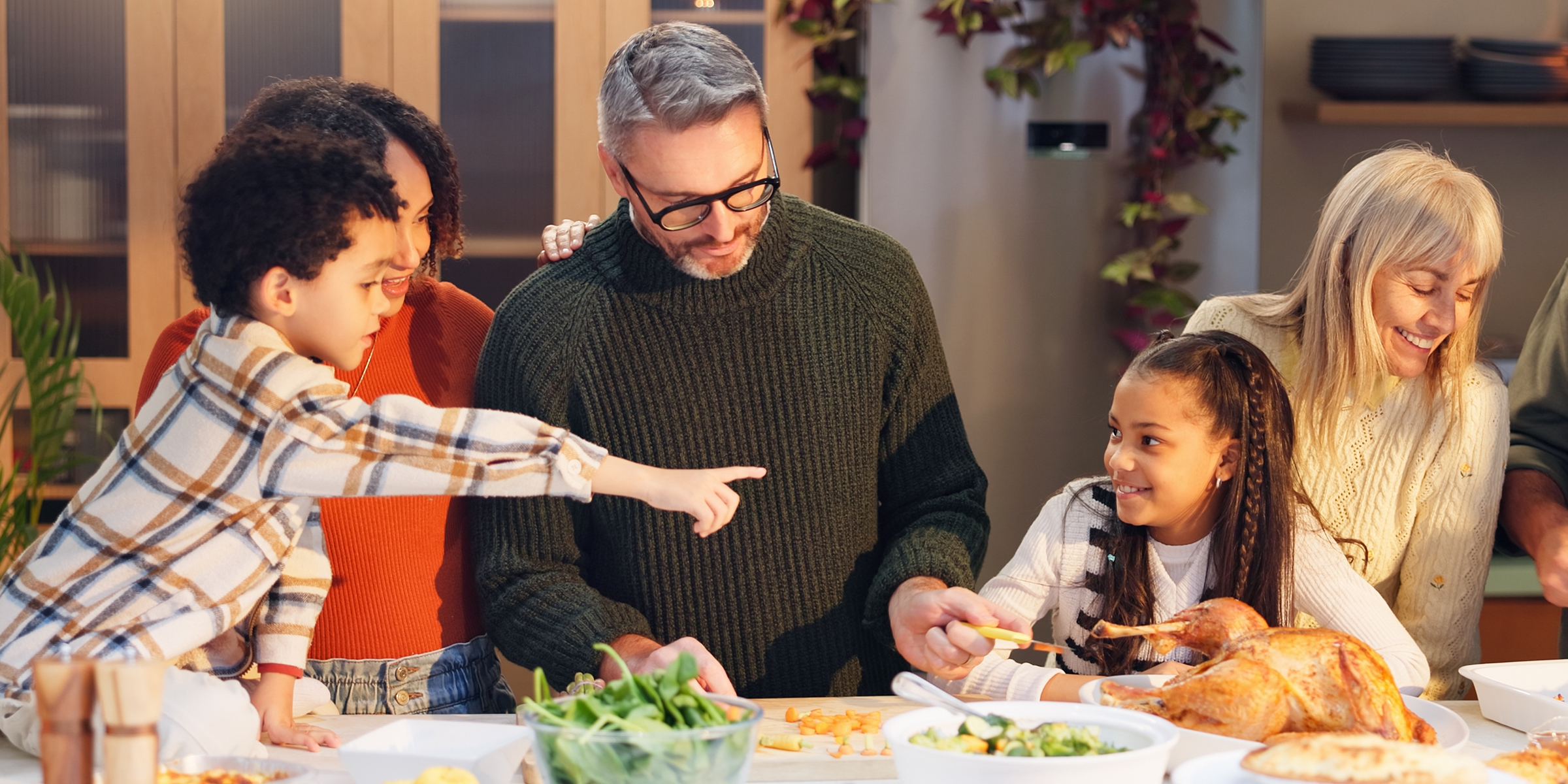 Una familia cenando | Fuente: Shutterstock