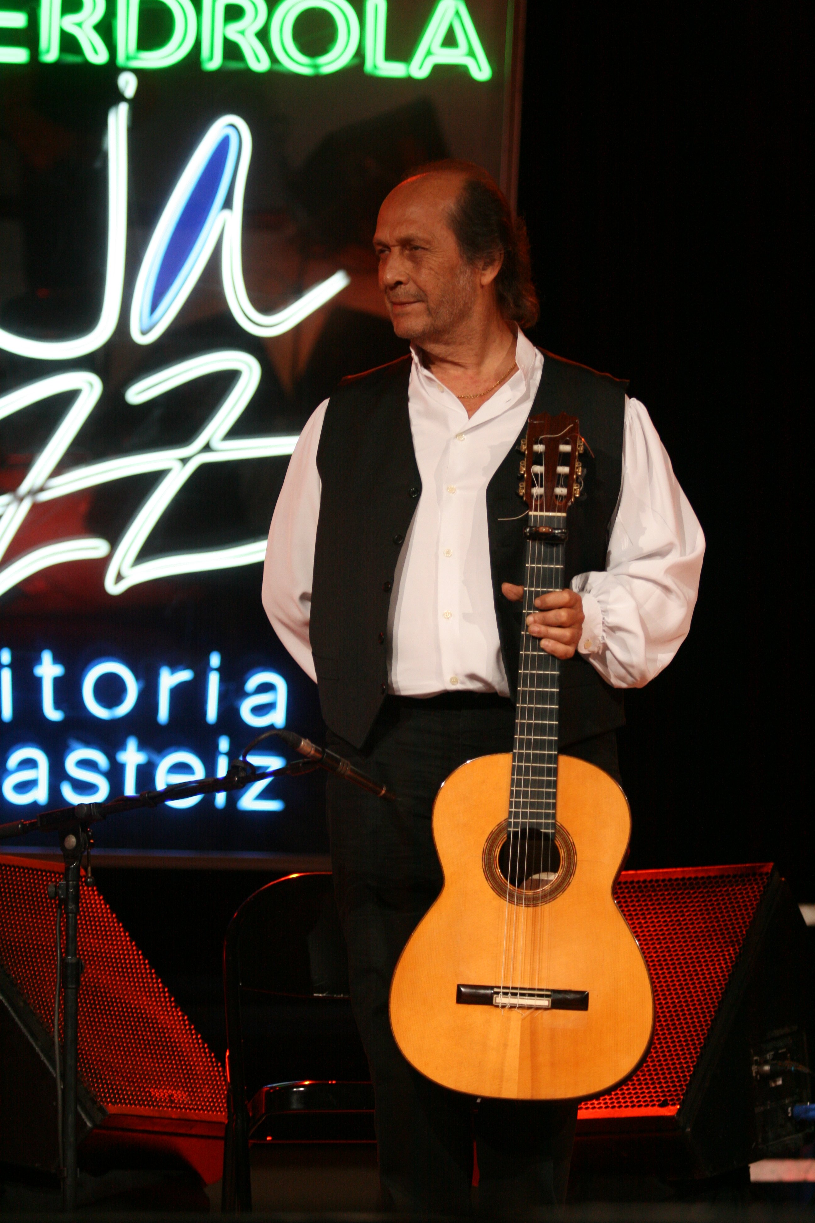 Paco de Lucía en el Festival de Jazz Vito en julio de 2010. | Foto: Alberto Cabello, Paco de Lucia in 2010 2, CC BY 2.0, Wikimedia Commons Images