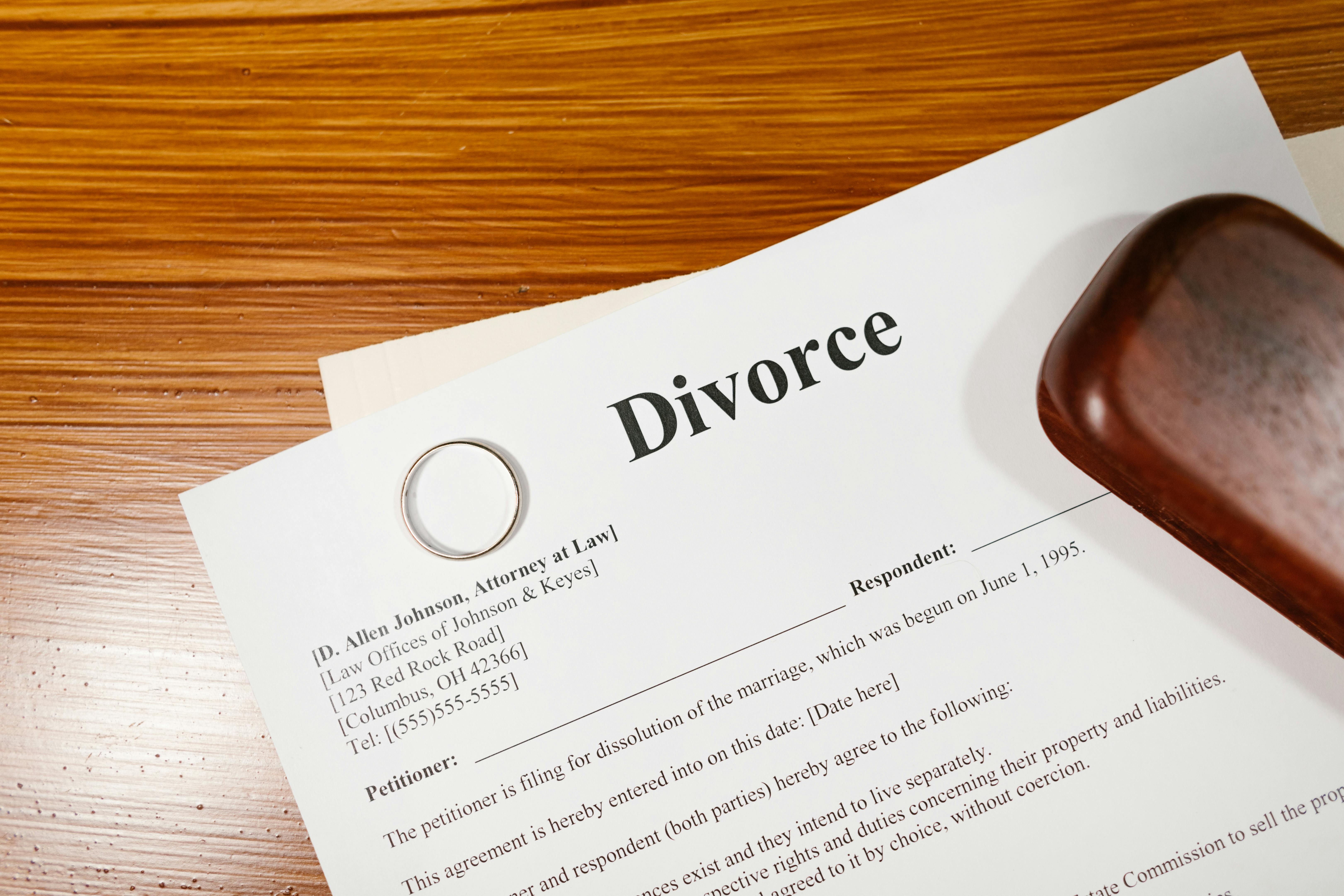 Papeles de divorcio y un anillo | Foto: Pexels