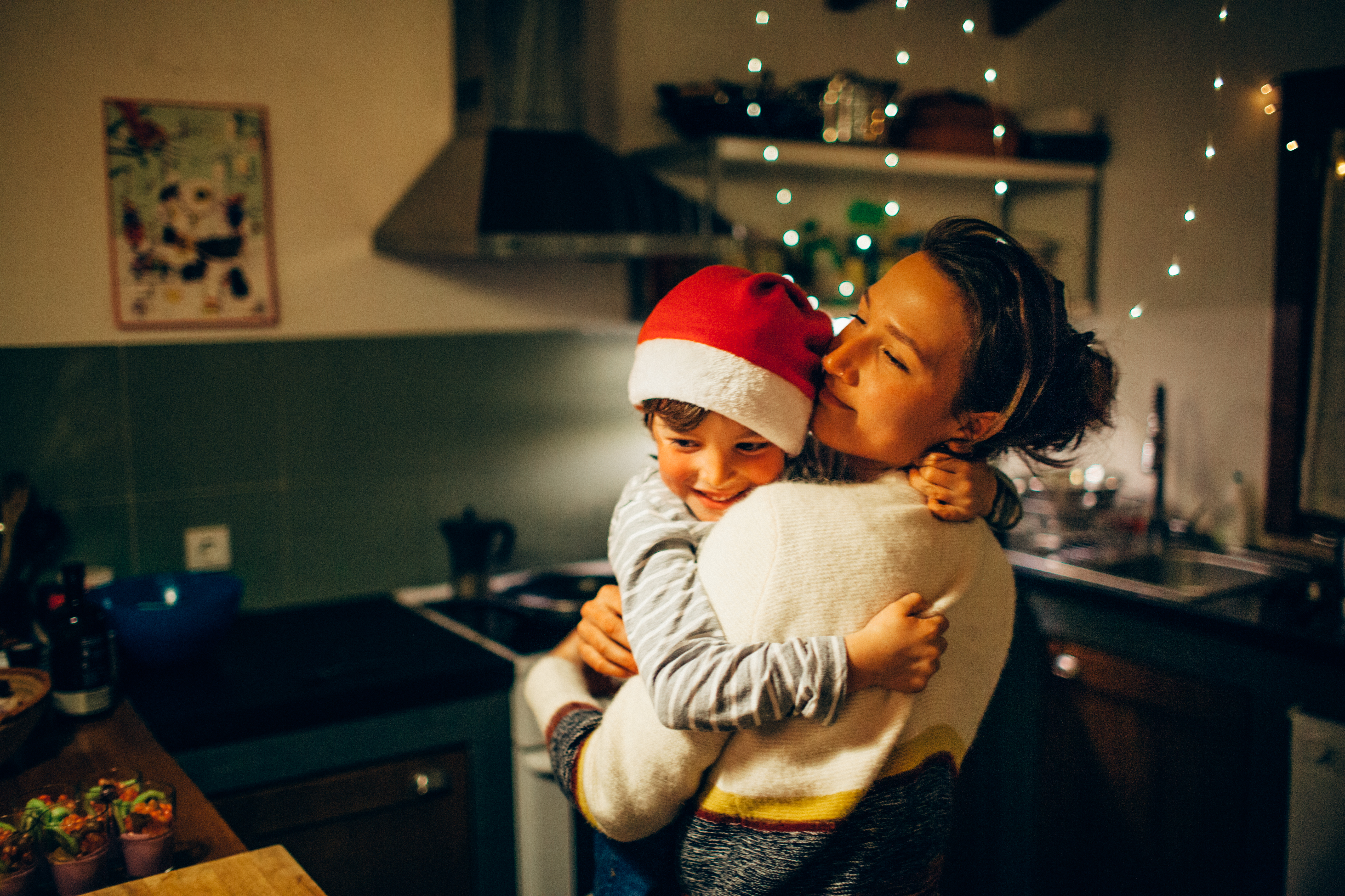 Madre e hijo abrazados en Navidad | Foto: Getty Images