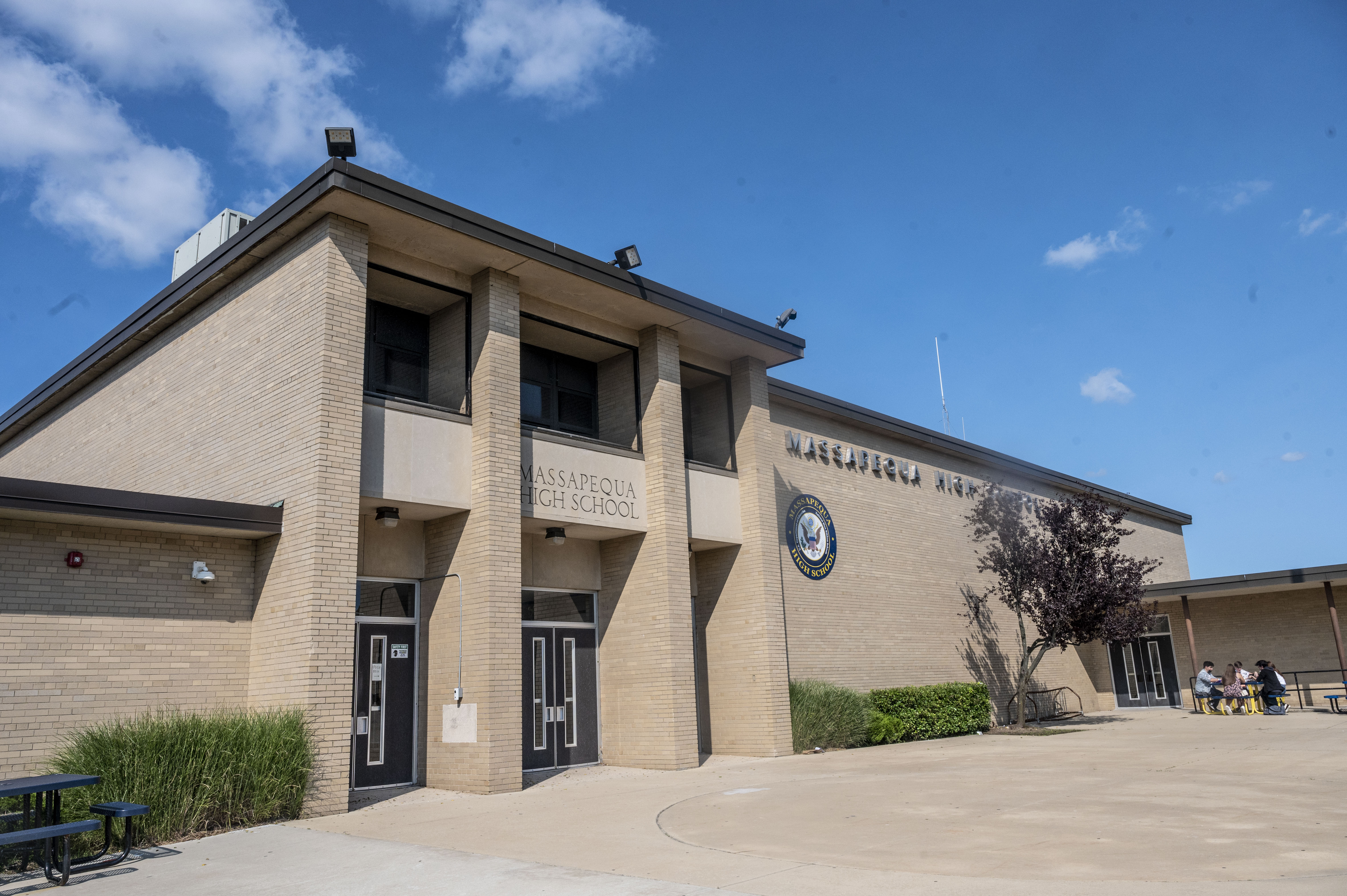 Massapequa High School en Long Island, Nueva York | Fuente: Getty Images