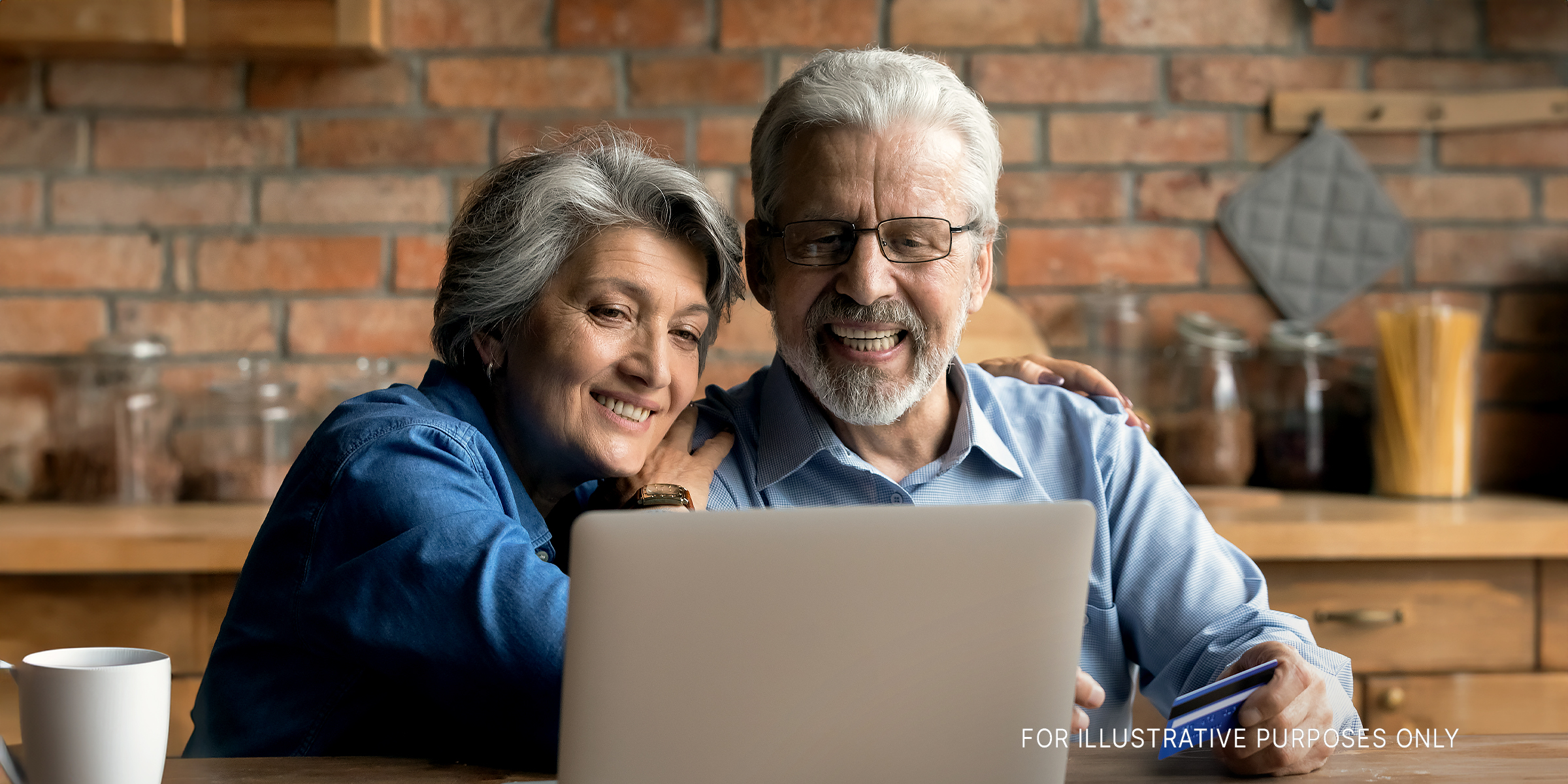 Pareja utilizando un portátil | Fuente: Shutterstock