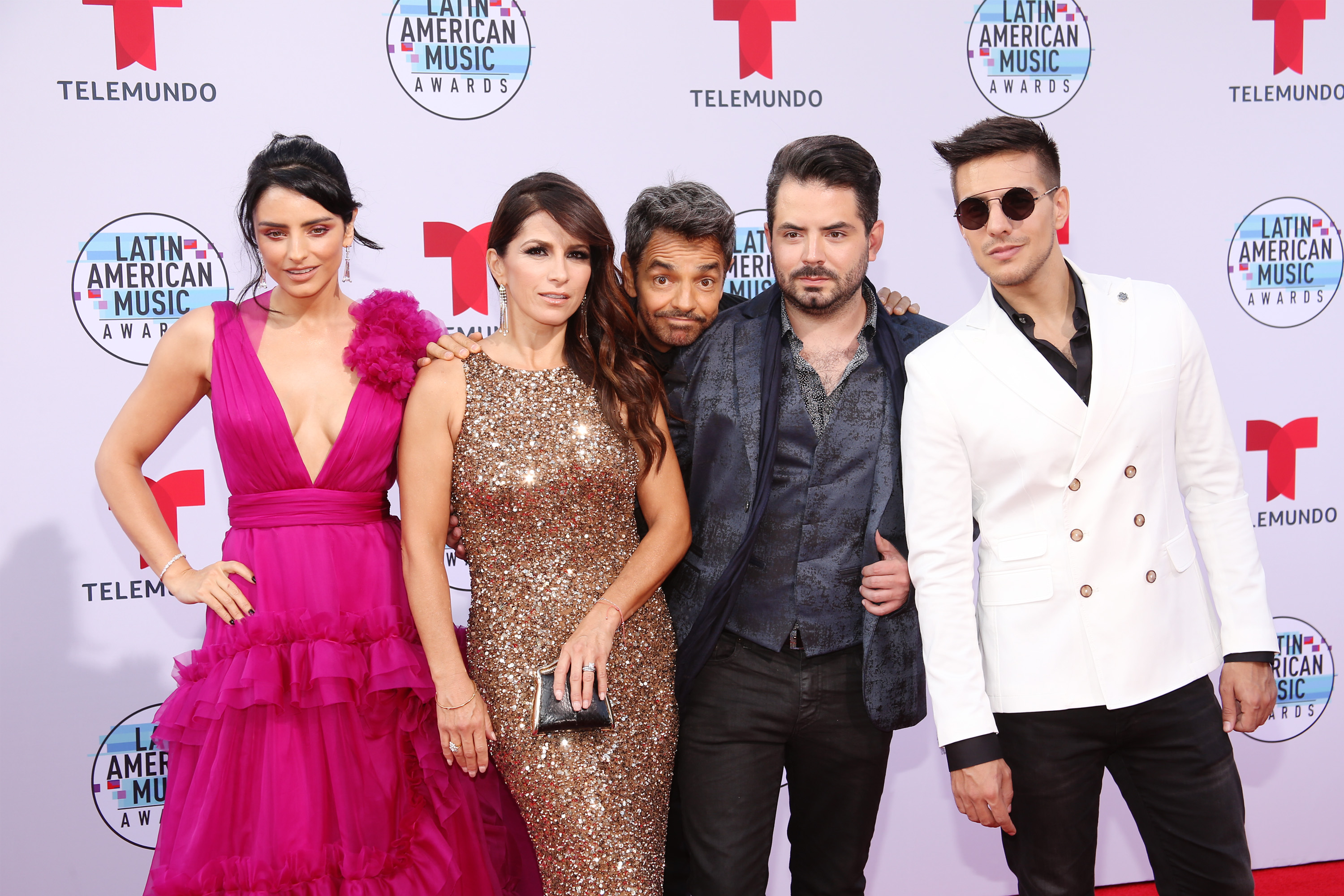 Eugenio Derbez (c) y familia en el Dolby Theatre en Hollywood, CA el 17 de octubre de 2019 | Fuente: Getty Images