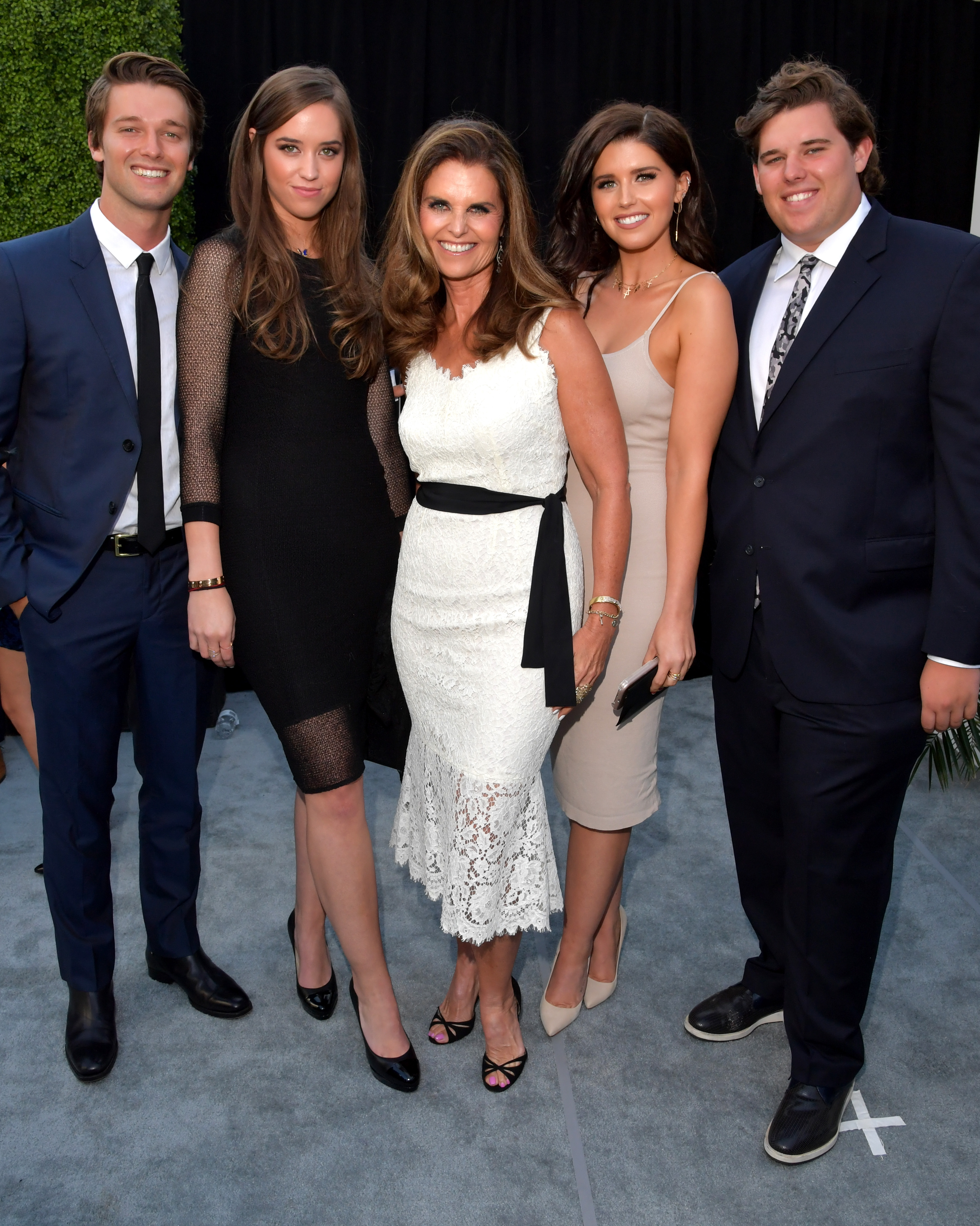 (De izquierda a derecha) Patrick, Christina, Maria Shriver, Katherine y Christopher Schwarzenegger asisten a The Comedy Central Roast of Rob Lowe el 27 de agosto de 2016, en Los Ángeles, California. | Fuente: Getty Images