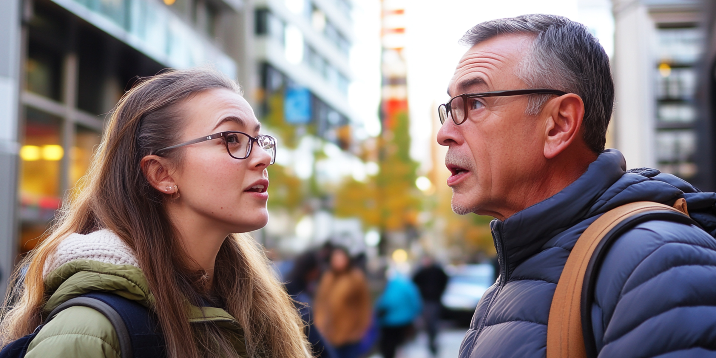 Dos personas hablando en la calle | Fuente: Amomama