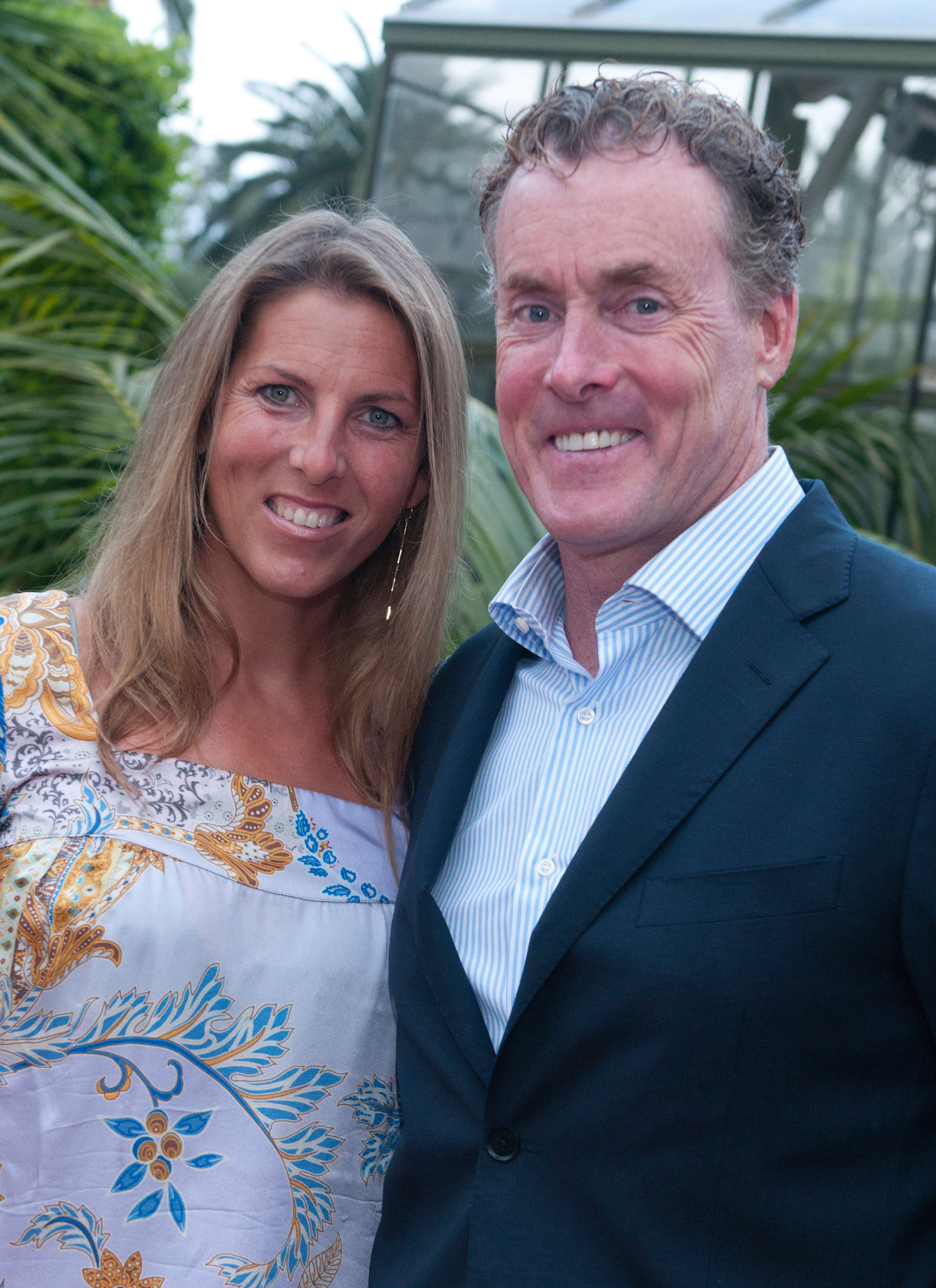 Nichole Kessler y John C. McGinley en la celebración del aniversario de "Hang Ten" Malibu Boys And Girls Club en Malibú en 2011 | Fuente: Getty images