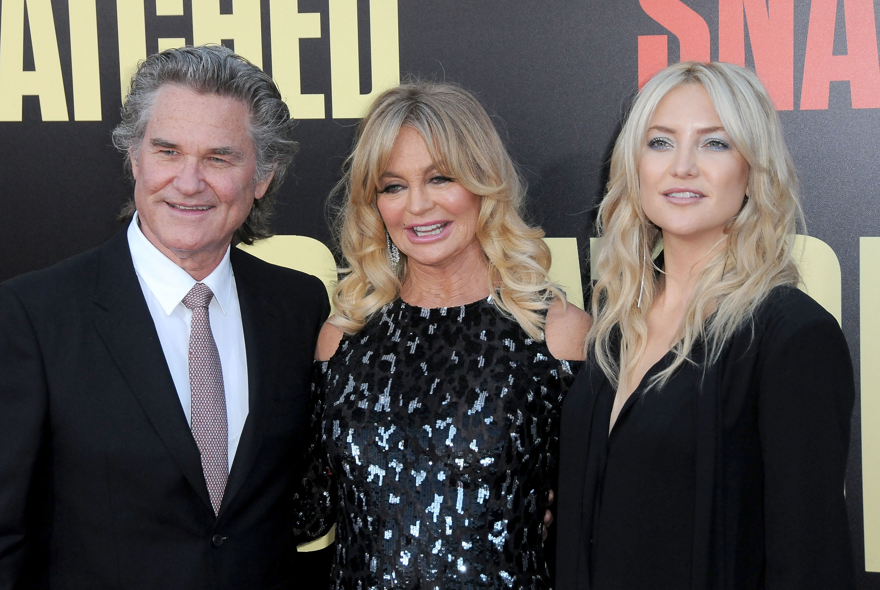 Kurt Russell, Goldie Hawn y Kate Hudson asisten al estreno de 'Snatched' de 20th Century Fox en el Regency Village Theatre el 10 de mayo de 2017 en Westwood, California. | Foto: Getty Images