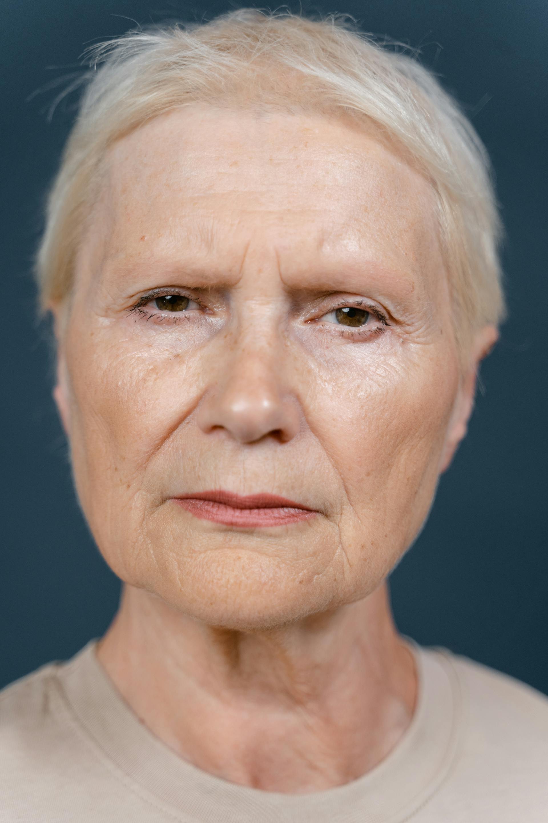 Una mujer de aspecto severo | Fuente: Pexels