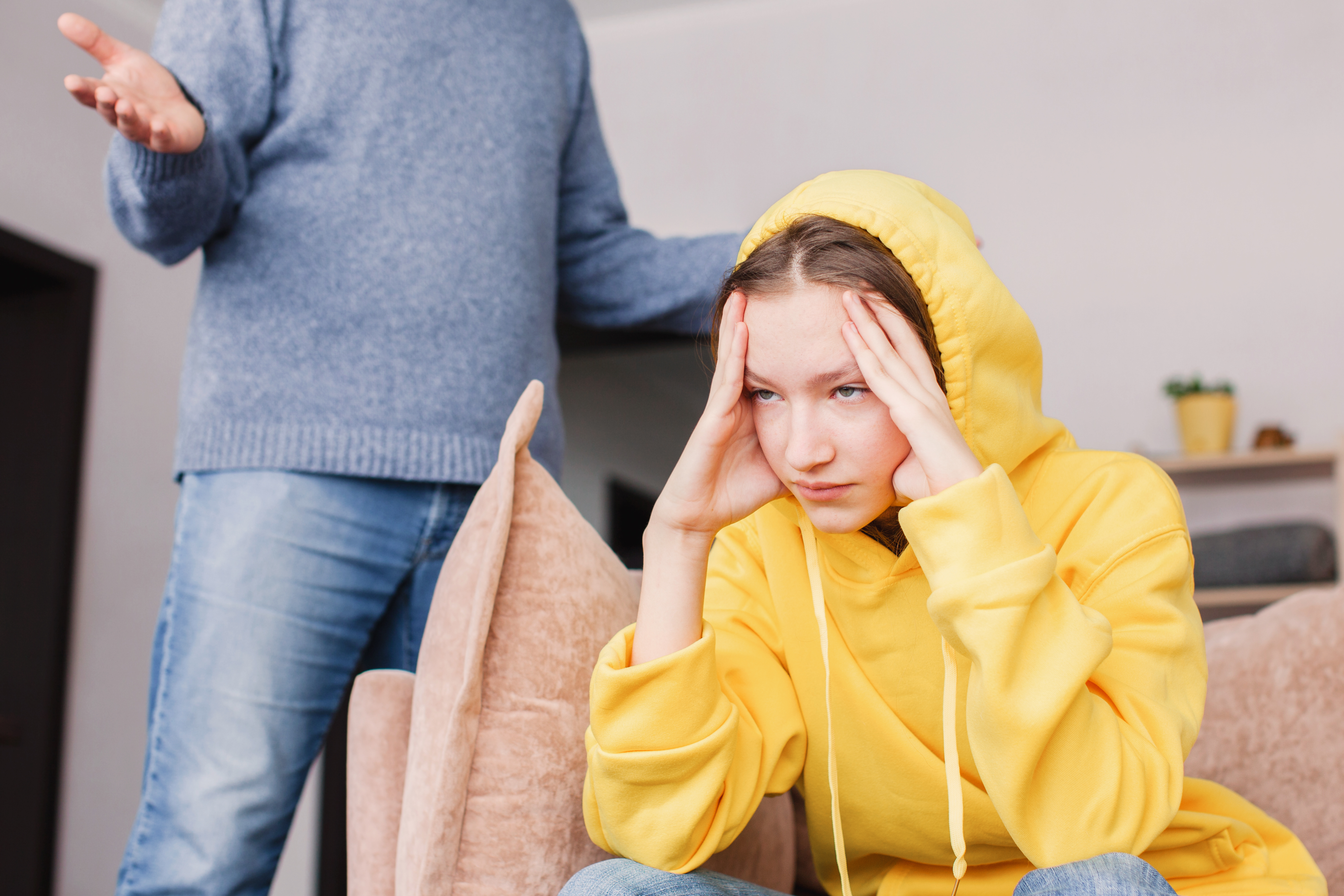 Padre enfadado papá decir quejas sermoneando adolescente hijo adulto sentirse estresado | Foto: Getty Images