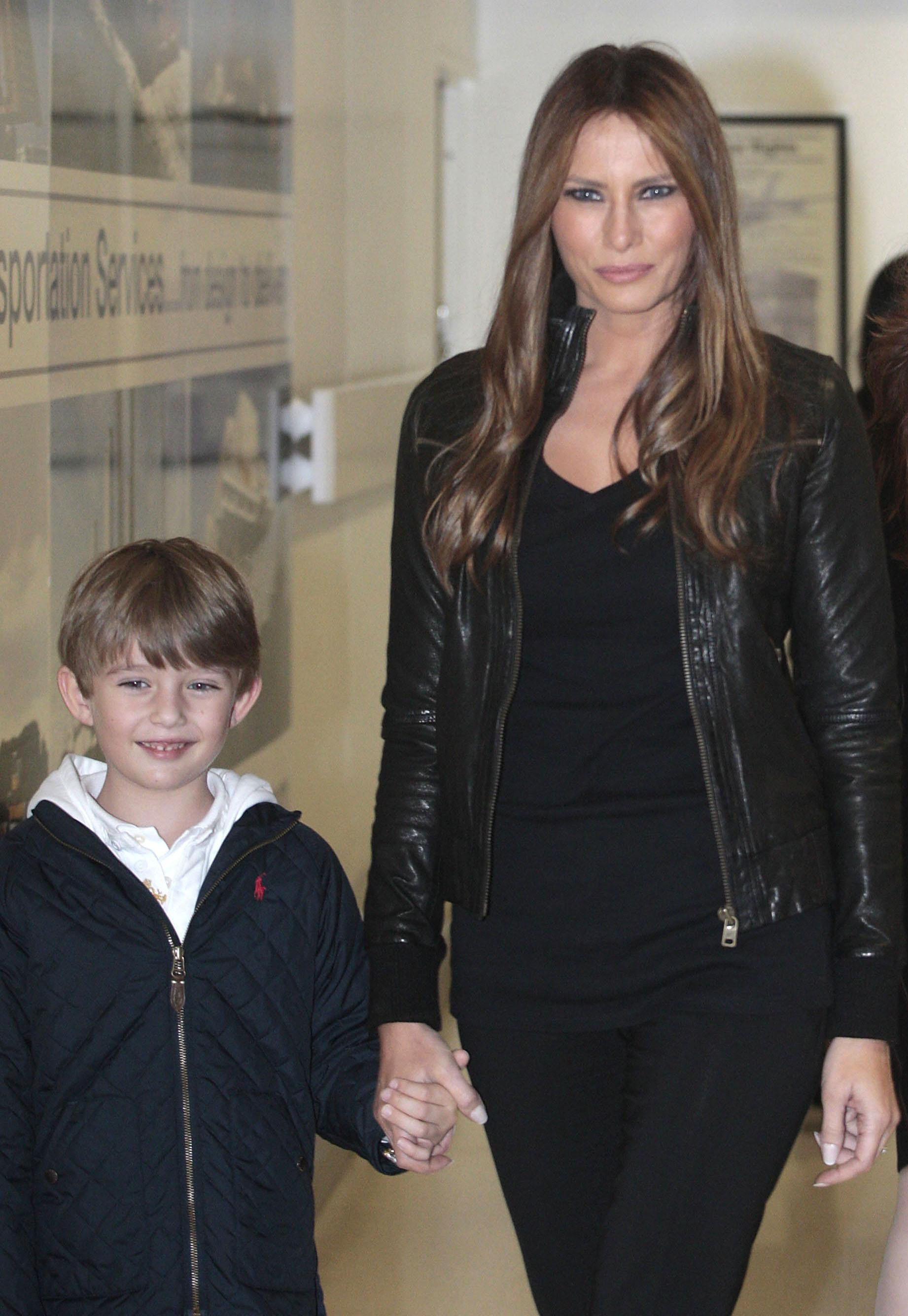 Melania y Barron Trump en el aeropuerto de Aberdeen el 21 de junio de 2011. | Fuente: Getty Images