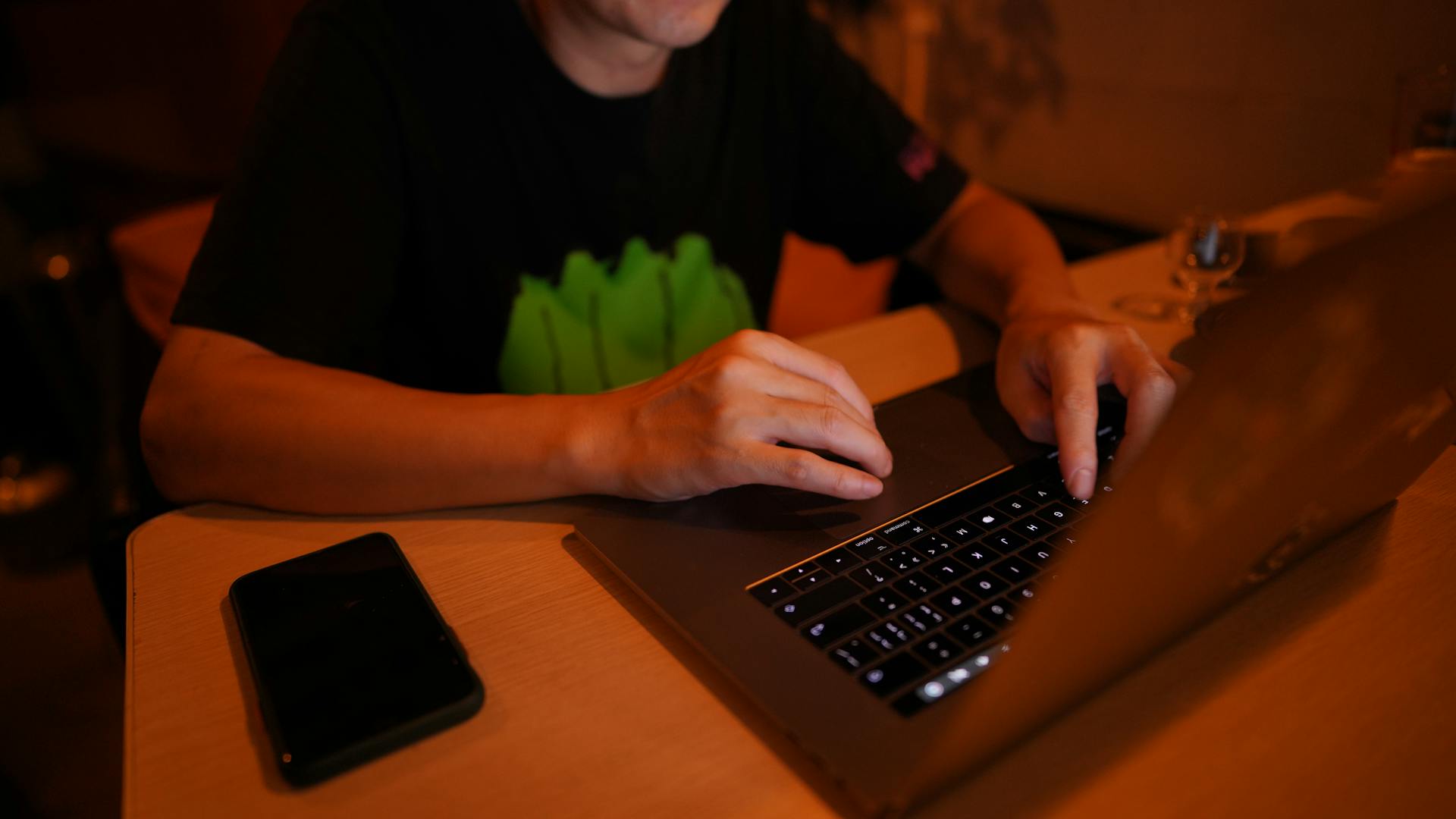 Un hombre sentado con su portátil | Foto: Pexels
