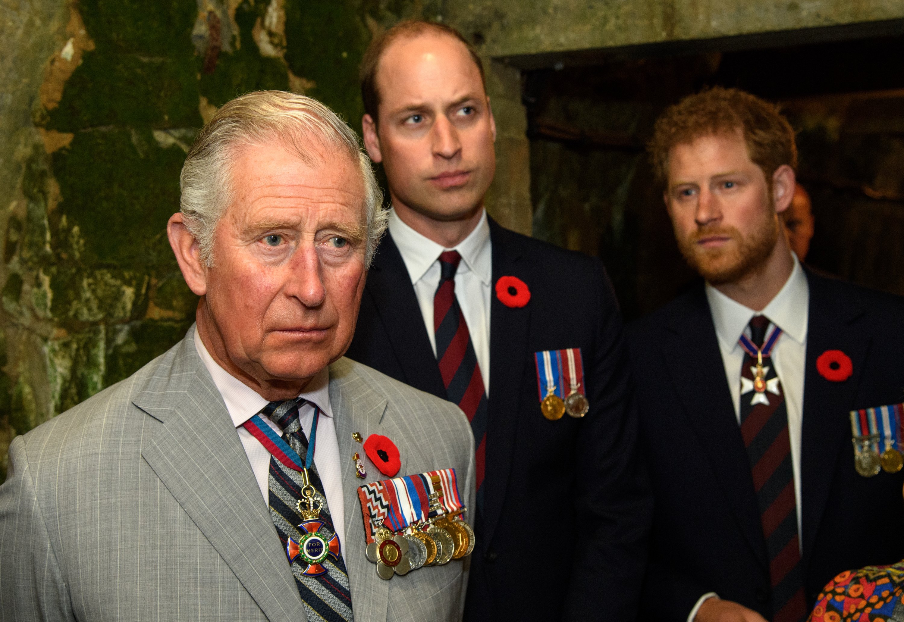 El príncipe Harry, el príncipe Charles y el príncipe William en Francia, en 2017. | Foto: Getty Images