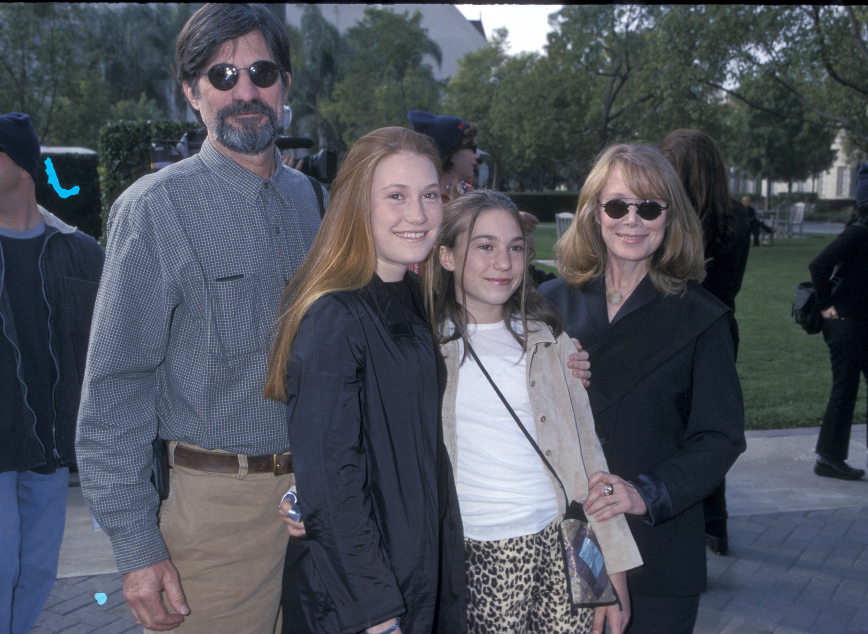Jack Fisk con sus hijas Schuyler Fisk y Madison Fisk y su esposa Sissy Spacek en el estreno de "Snow Day" | Foto: Getty Images