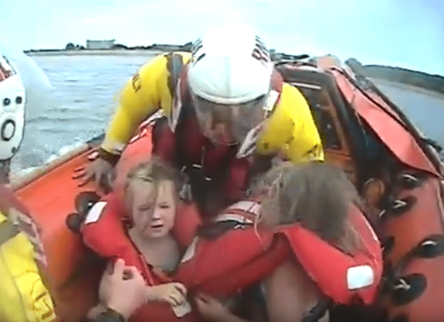 Rescate de las pequeñas que fueron arrastradas en un cisne inflable hacia altamar por el viento en Minehead, Reino Unido. | Imagen: YouTube/FN TechRoom