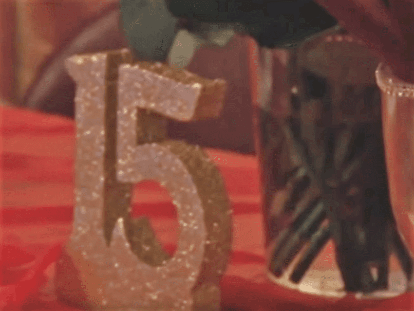 Adorno para fiesta de quince años. | Imagen: YouTube/Primer Impacto