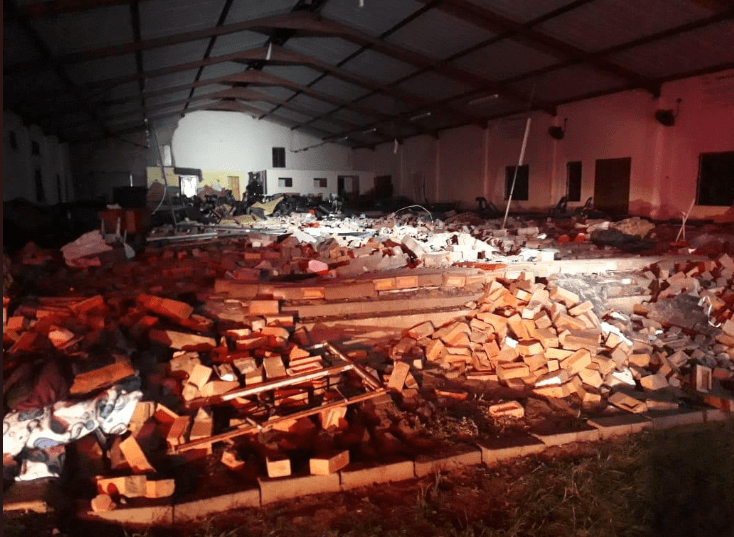 Pentecostal Holiness Church tras derrumbe de pared.  | Imagen: Twitter/ _ArriveAlive