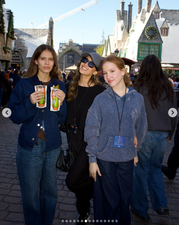 Jessica Alba y sus dos hijas visitan Universal Studios Hollywood, según publicación del 3 de enero de 2025 | Fuente: Instagram.com/jessicaalba