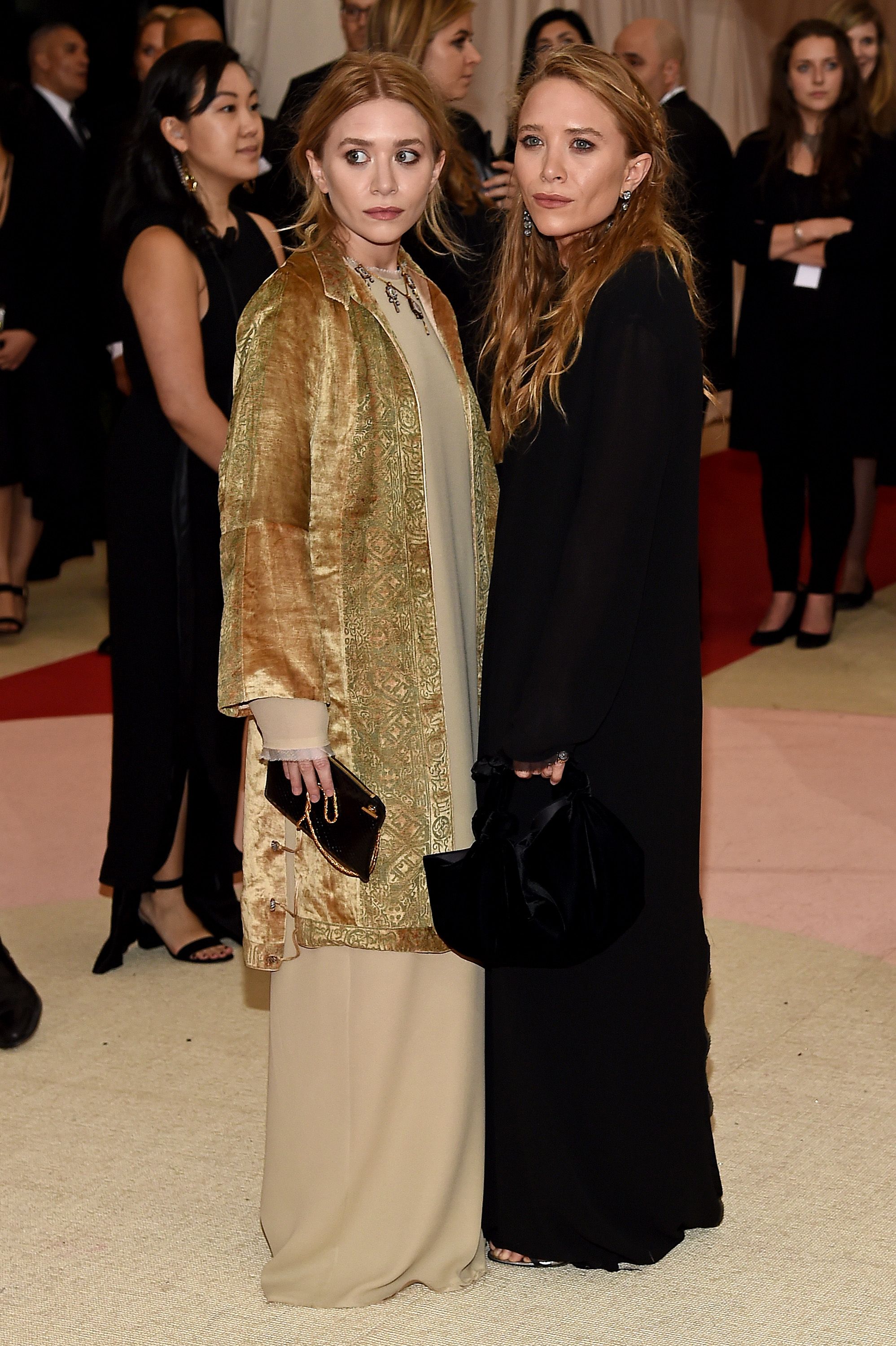 Mary-Kate y Ashley Olsen en la gala benéfica del COSTUME INSTITUTE del Museo Metropolitano de Arte para celebrar la inauguración de Manus x Machina: Fashion in an Age of Technology en Nueva York, el 2 de mayo de 2016 | Fuente: Getty Images