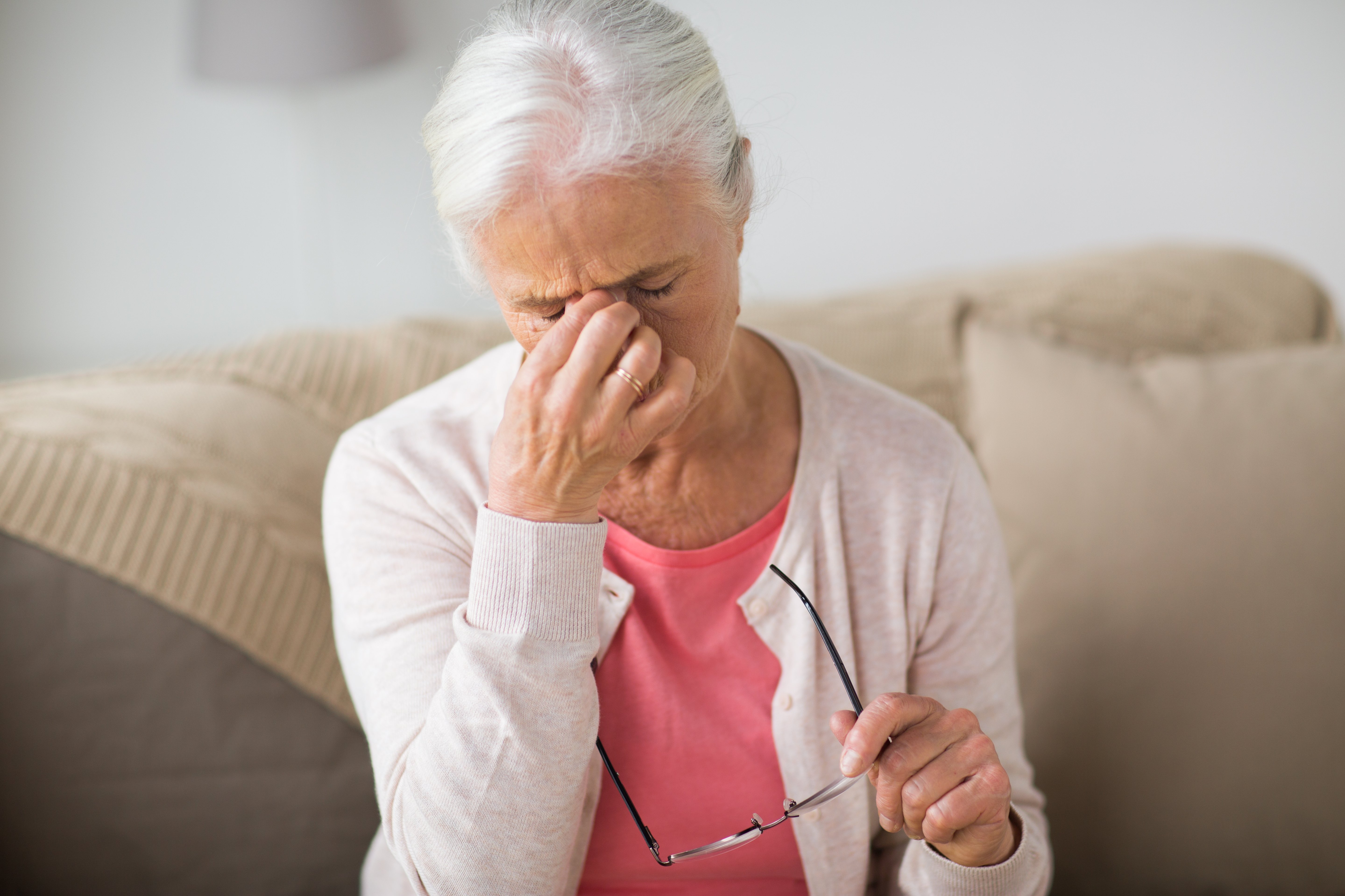 Anciana preocupada. | Foto: Shutterstock