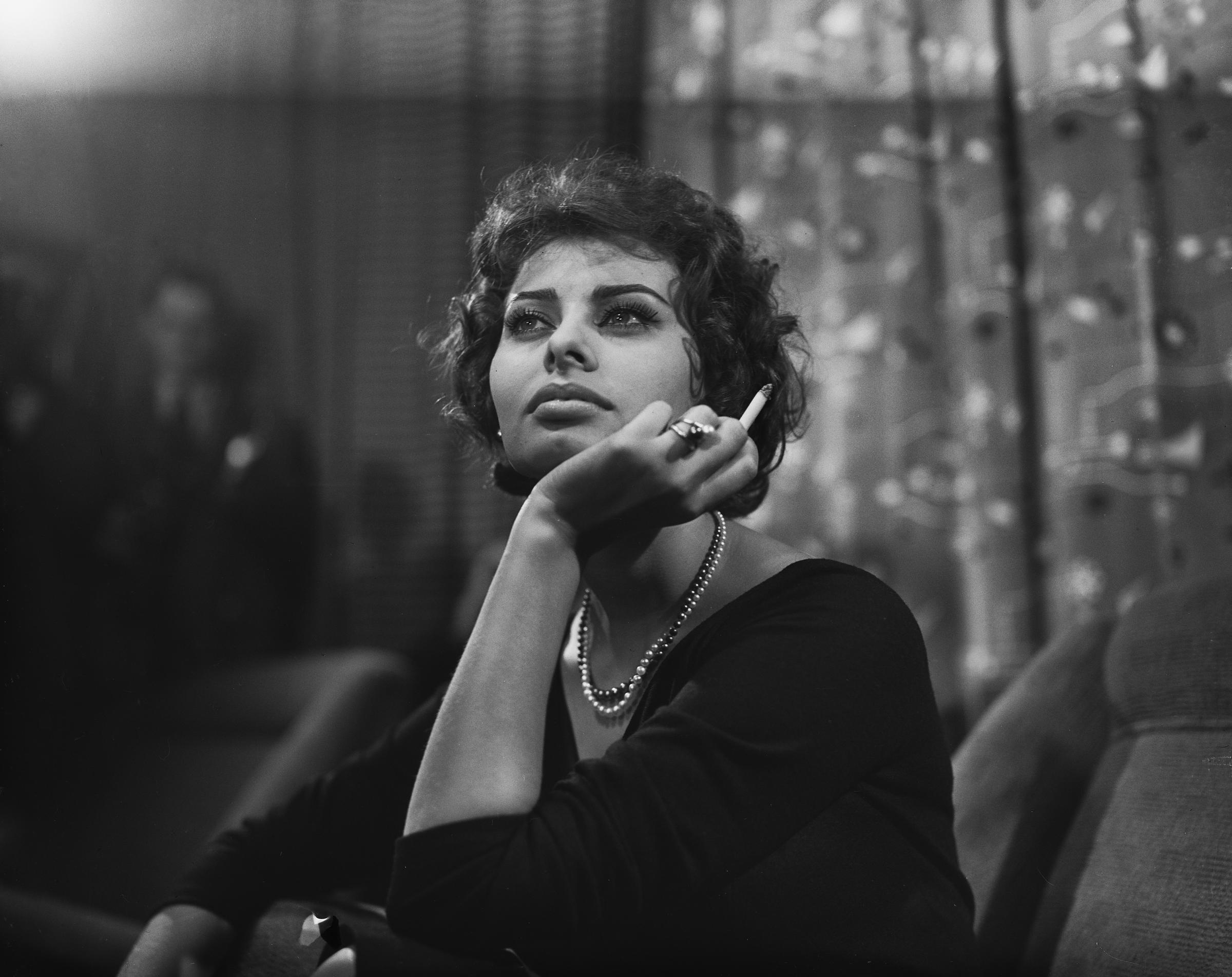 La actriz Sophia Loren en el aeropuerto de Londres, 18 de octubre de 1957. | Fuente: Getty Images.