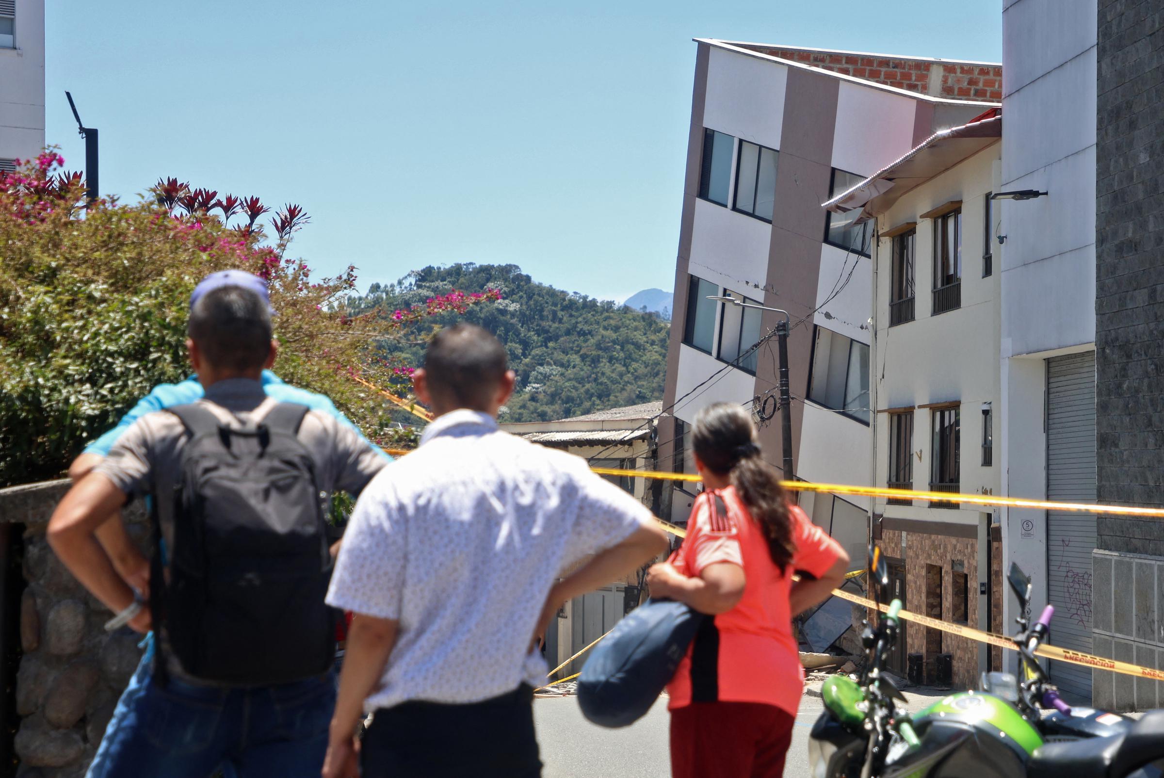 Personas observan un edificio dañado tras un terremoto en Manizales, Colombia, el 10 de agosto de 2026. | Fuente: Getty Images