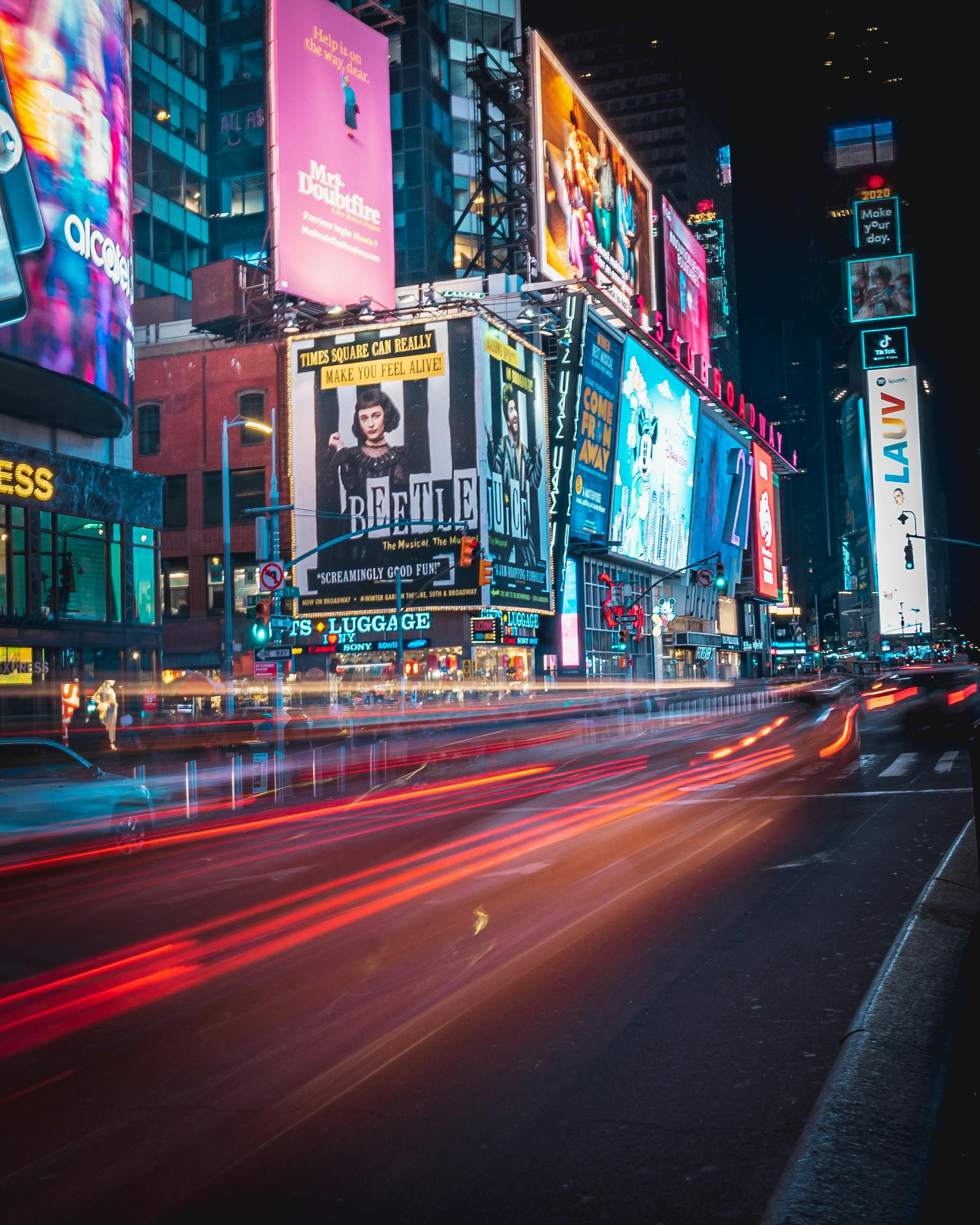 Una representación de Times Square de Nueva York por la noche | Fuente: Pexels