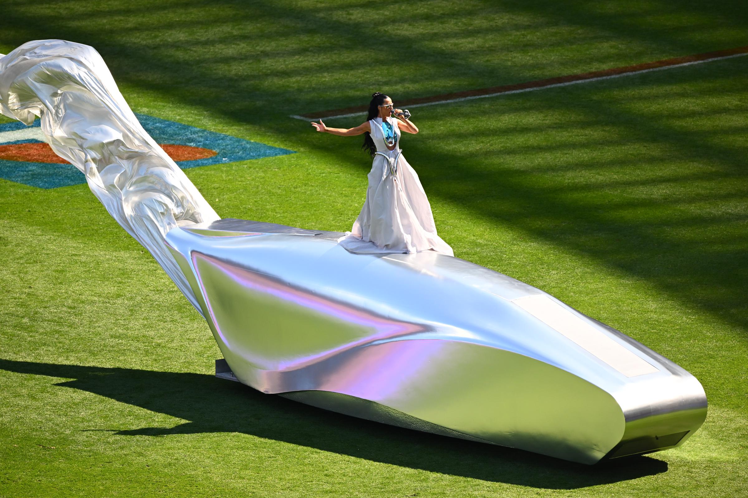 Katy Perry actúa antes del partido de la Gran Final de la AFL entre Sydney Swans y Brisbane Lions en el Melbourne Cricket Ground de Melbourne, Australia, el 28 de septiembre de 2024 | Fuente: Getty Images