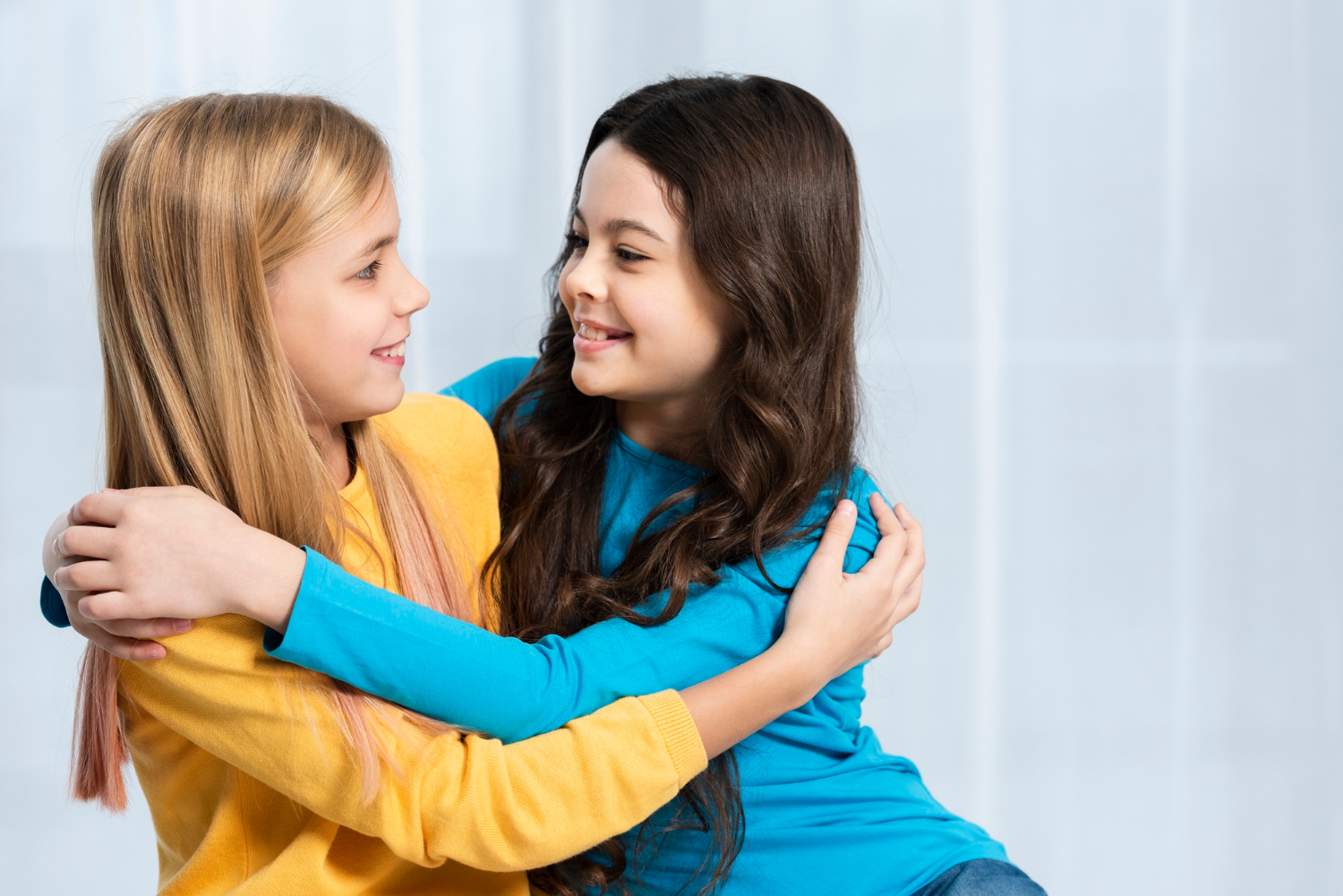 Dos chicas abrazándose | Fuente: Freepik