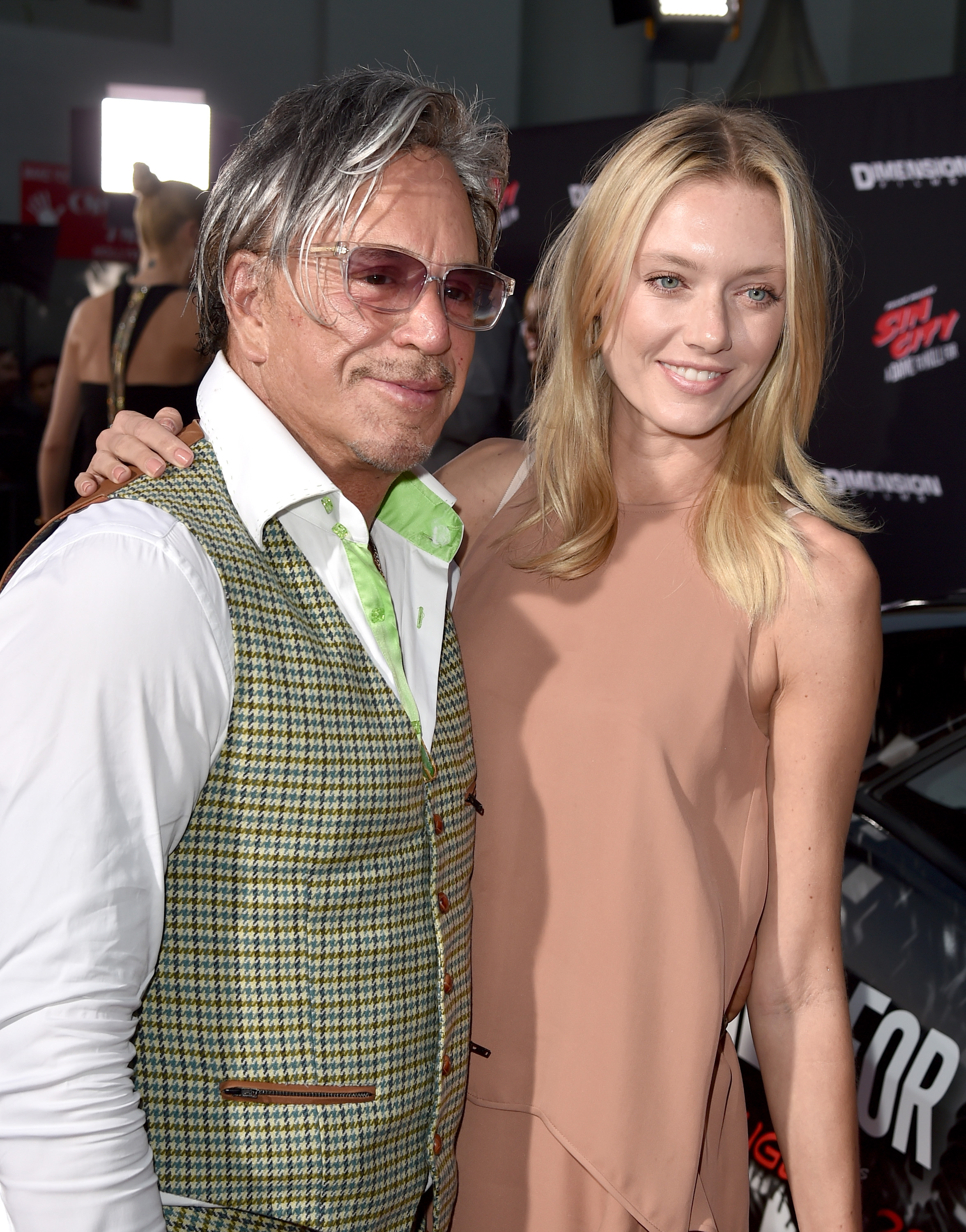 Mickey Rourke y la modelo Anastassija Makarenko en el estreno de "Sin City: Una dama por la que matar", 2014 | Fuente: Getty Images