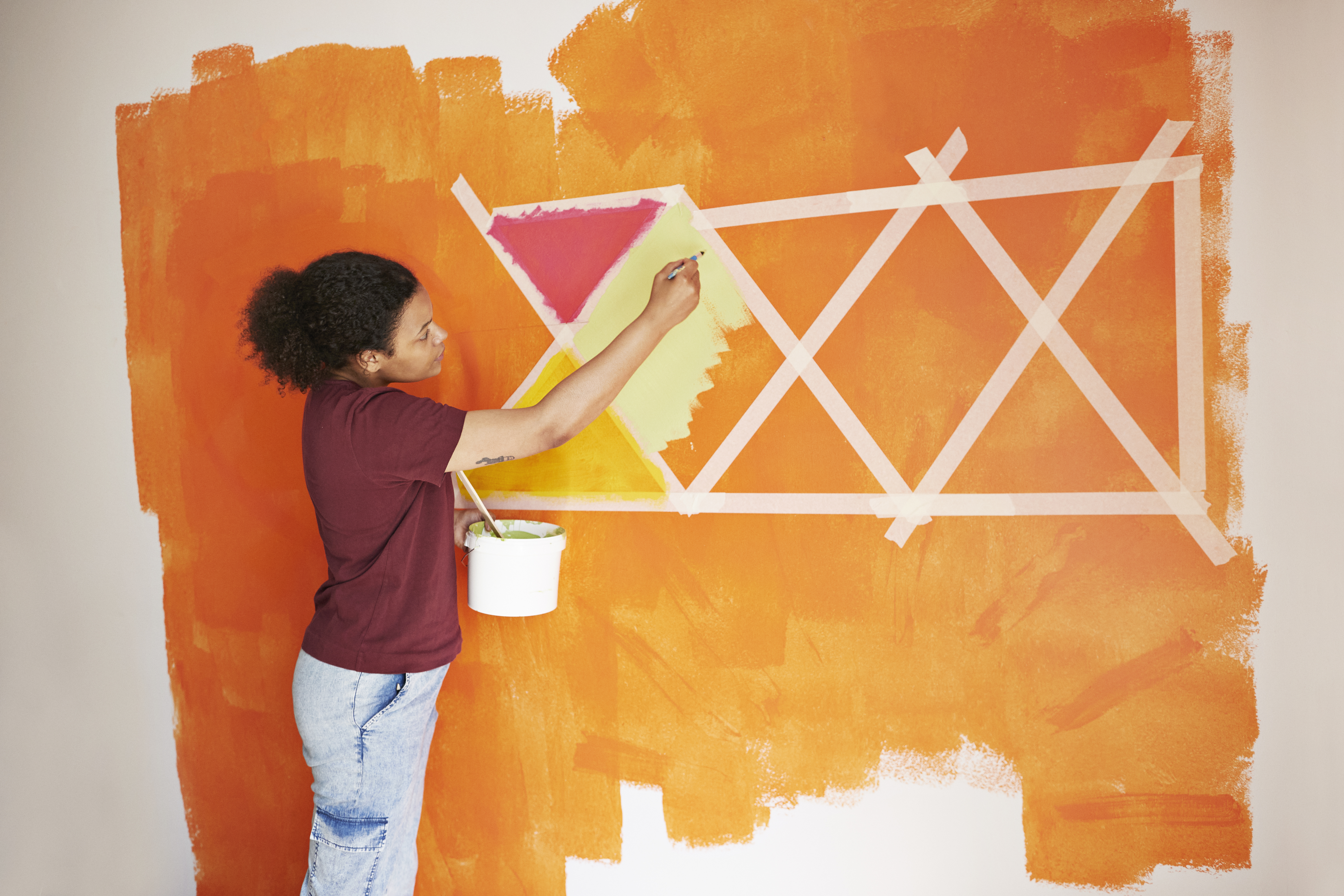 Una mujer pintando su habitación | Foto: Getty Images