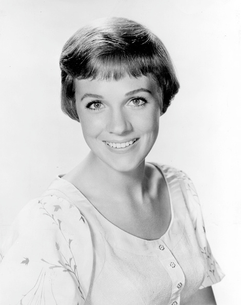 La cantante y actriz Julie Andrews posa para una fotografía promocional de la película de 1965 de 20th Century Fox, “La novicia rebelde” | Fuente: Getty Images