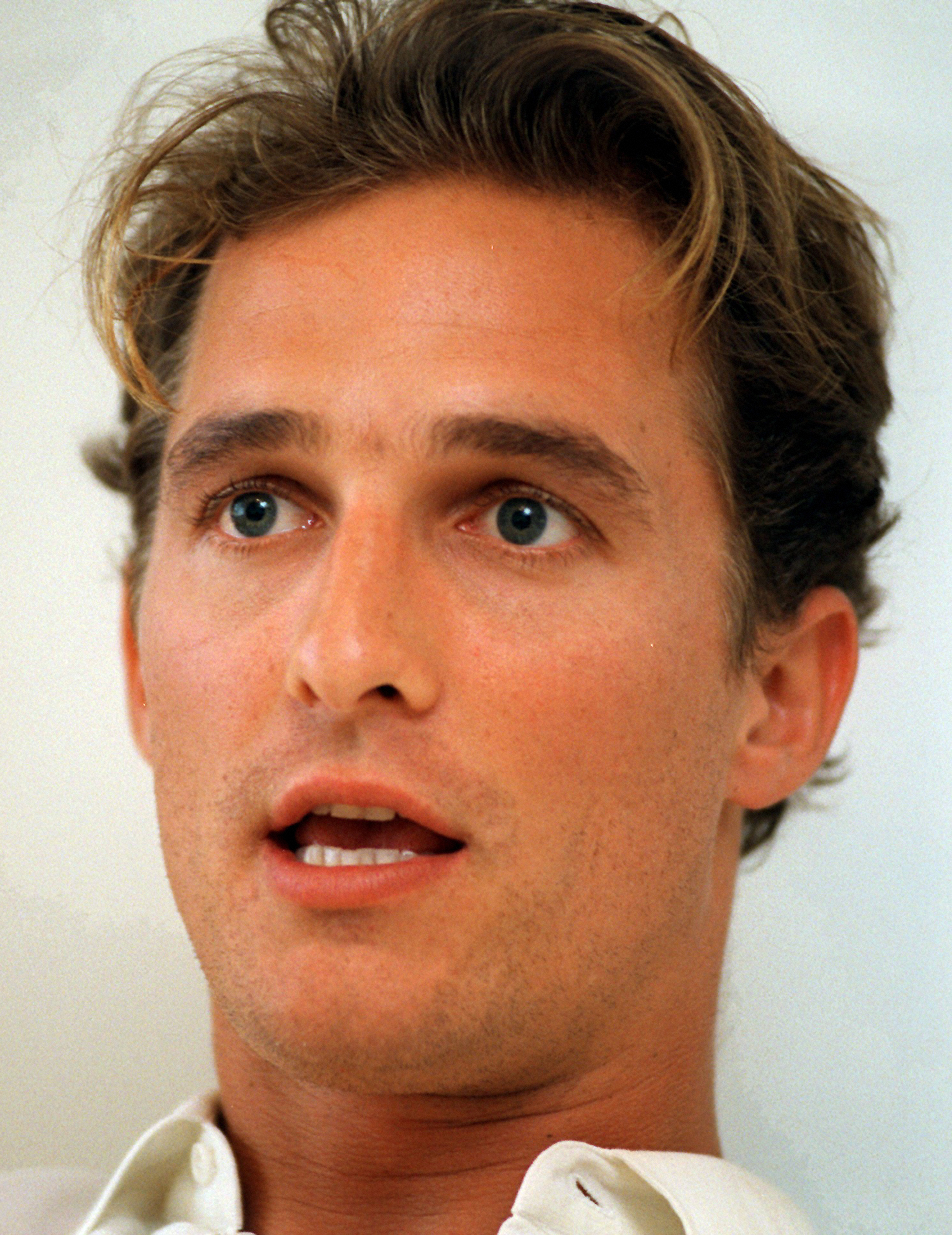 Matthew McConaughey hablando en Tokio, Japón, en 1997 | Foto: Getty Images