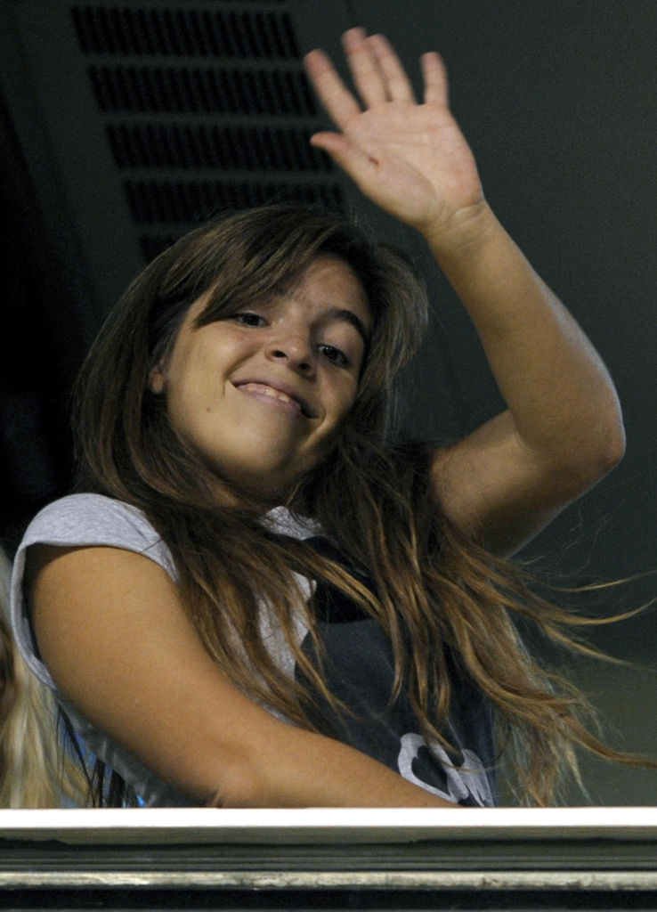 Dalma, hija del exfutbolista argentino Diego Maradona (que no aparece en la imagen), saluda antes del inicio del partido del Grupo 3 de la Copa Libertadores 2008 entre el Boca Juniors de Argentina y el UA Maracaibo de Venezuela, disputado en el estadio La Bombonera de Buenos Aires el 22 de abril de 2008. | Fuente: Getty Images